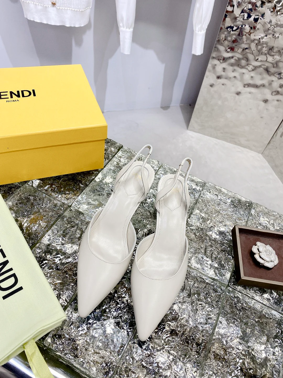 Новинка лета 2022 от Fendi - туфли на F-образном 3D-каблуке.