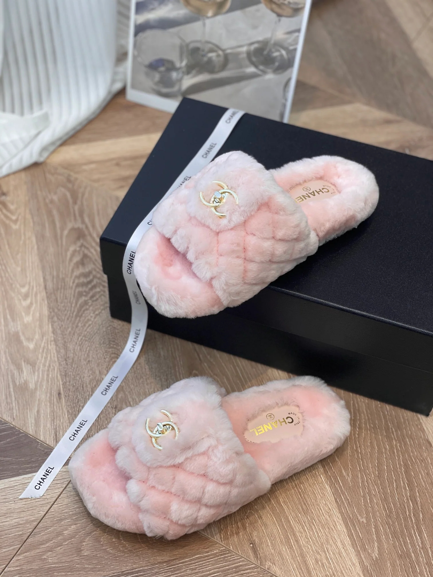 Новинка сезона осень/зима 2022 от Chanel - Тапочки из овечьей шерсти - Розовые