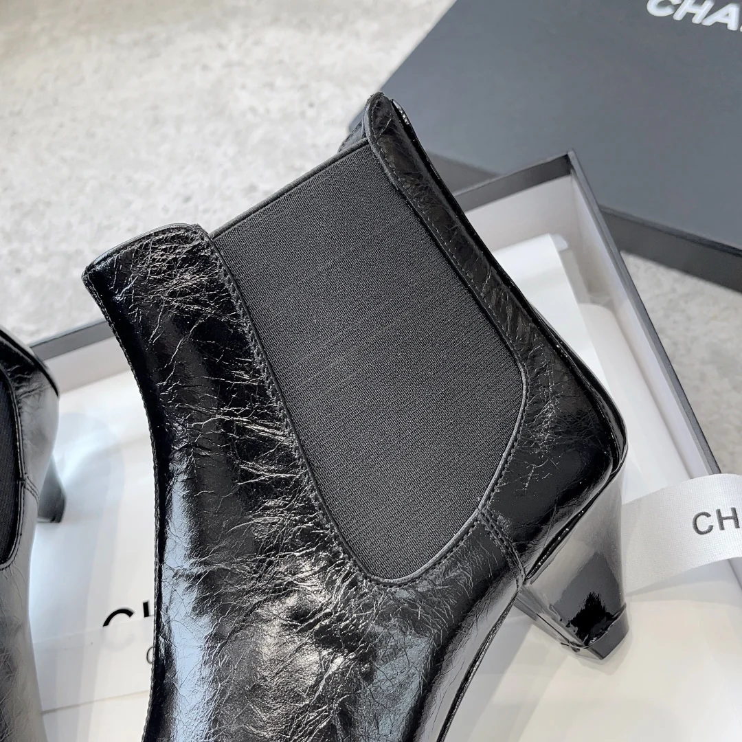 Новинка сезона ?Ранняя осень 2023? от Chanel — ботильоны ?Челси? на низком каблуке — черные.