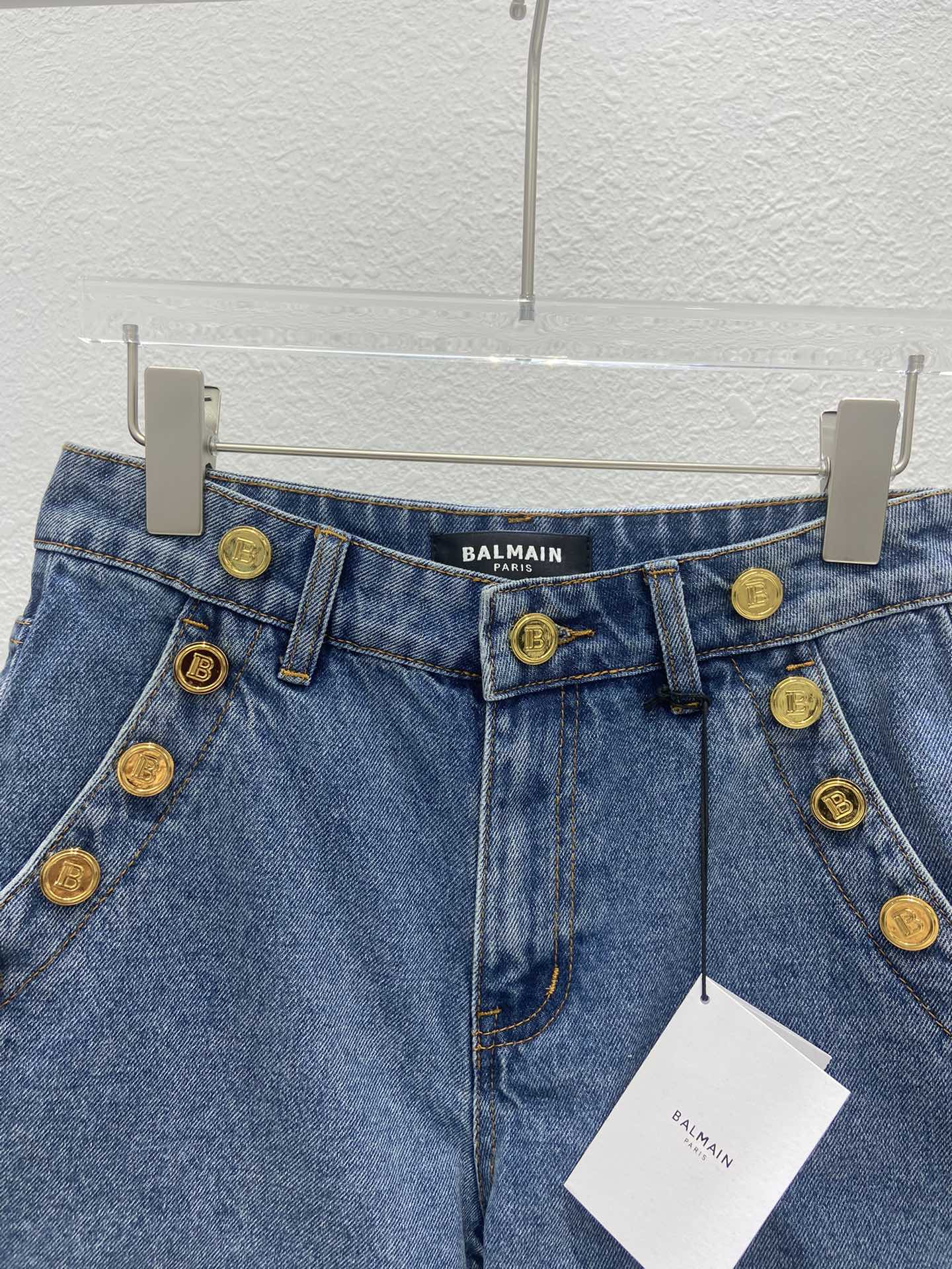 Balenciaga 2404 - Джинсовые шорты на пуговицах