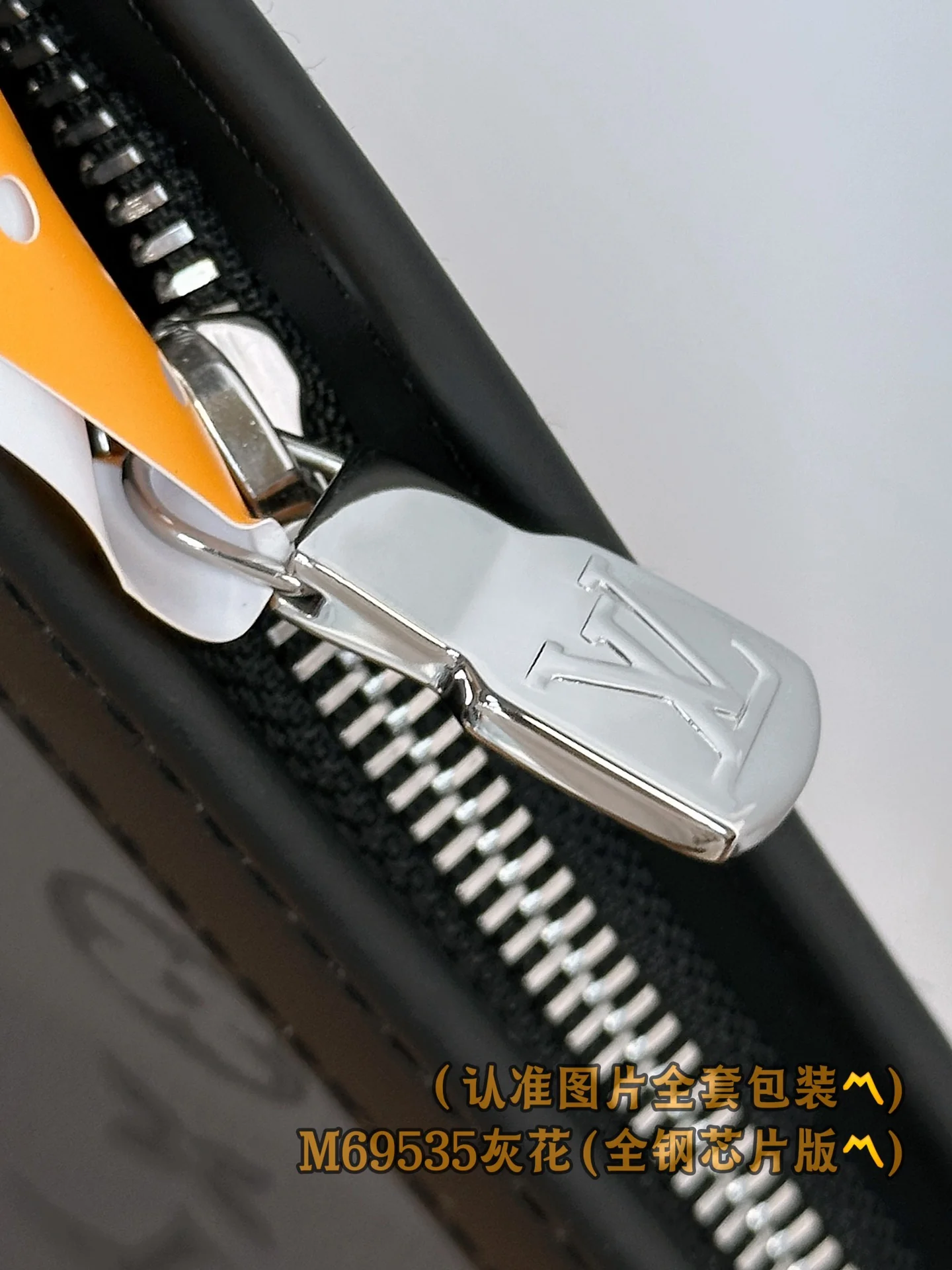 LV-m69535-pochette-voyage-mm-large сумка-серая с монограммой