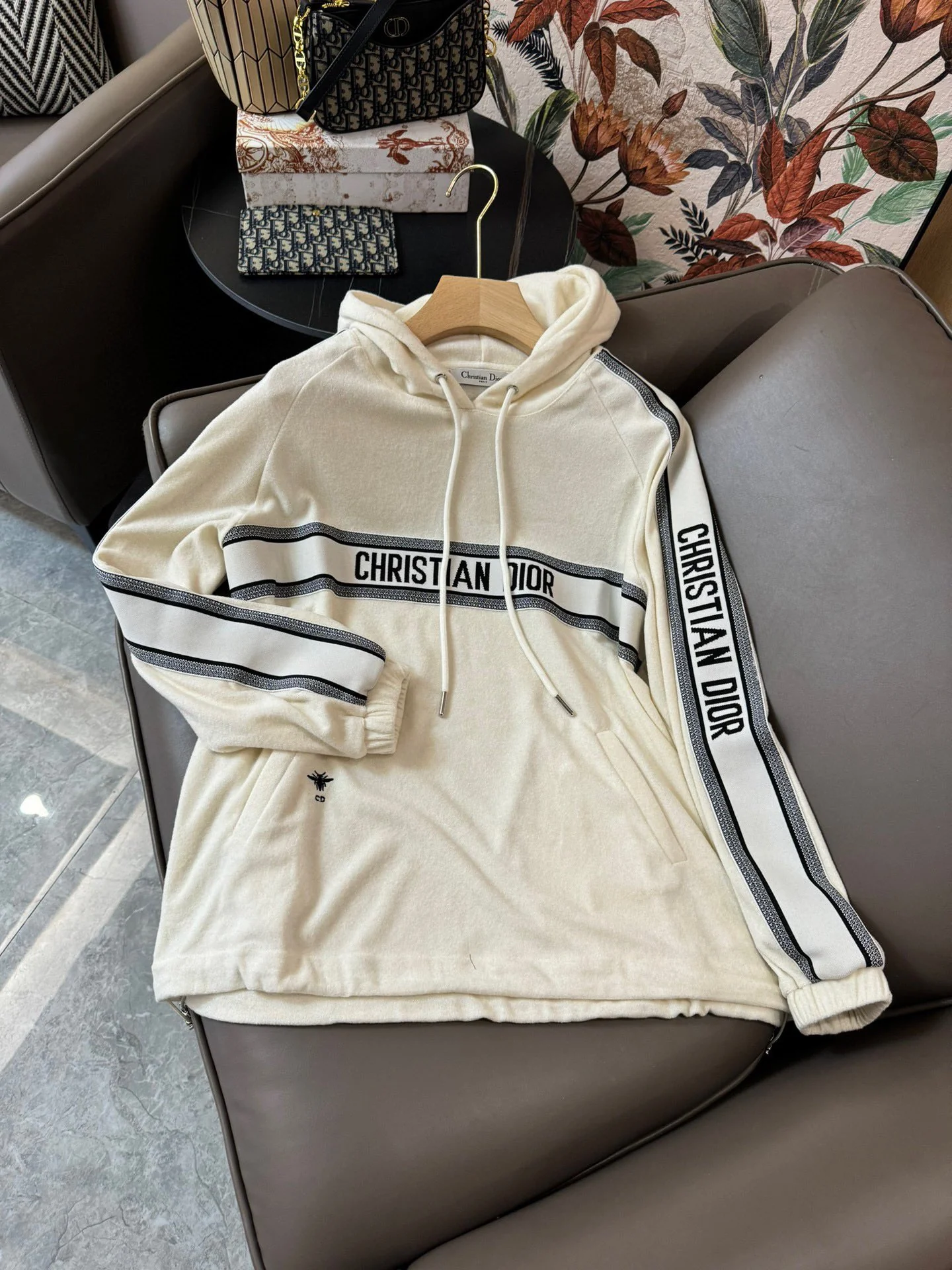 Комплект Dior 2403-24ss: топ с длинными рукавами и шорты с вышитой надписью - абрикосовый цвет.