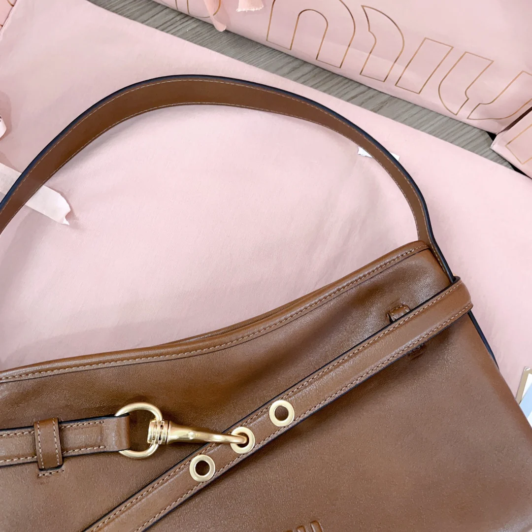 Кожаная сумка Miu Miu Aventure Lock-on