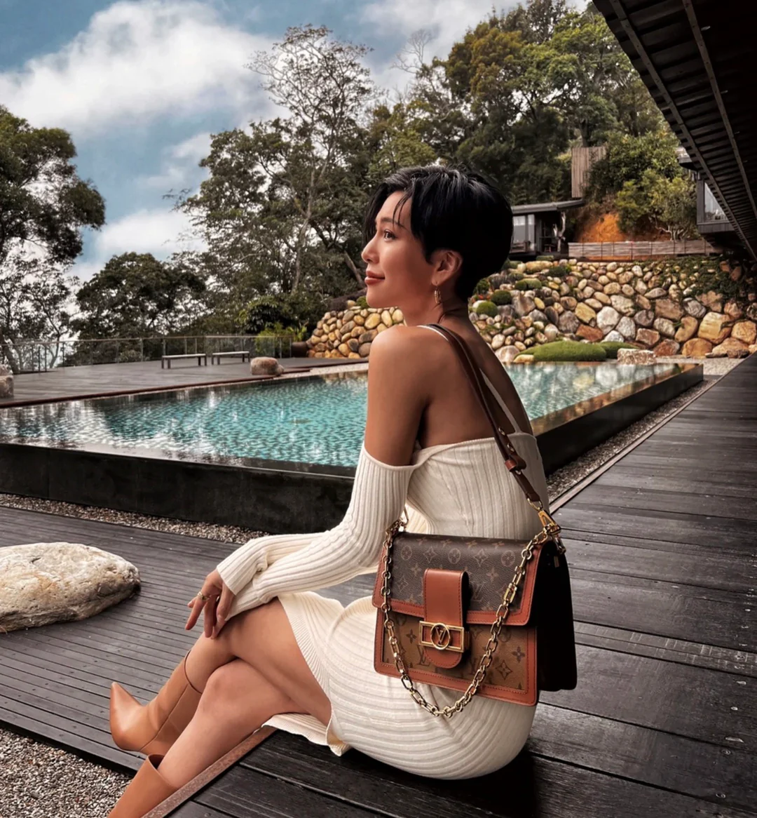 m44391-LV-dauphine-messenger bag-yellow flower-on-body photo