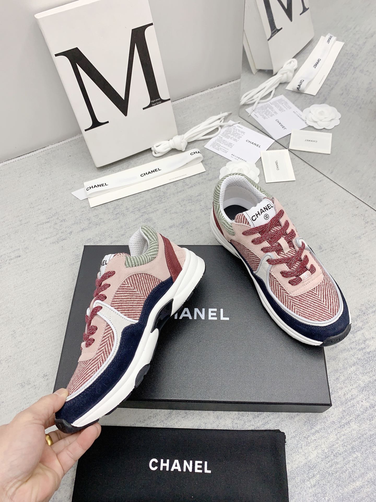 Chanel - Твидовые кроссовки в стиле пэчворк - Повседневные кроссовки - Светло-голубые