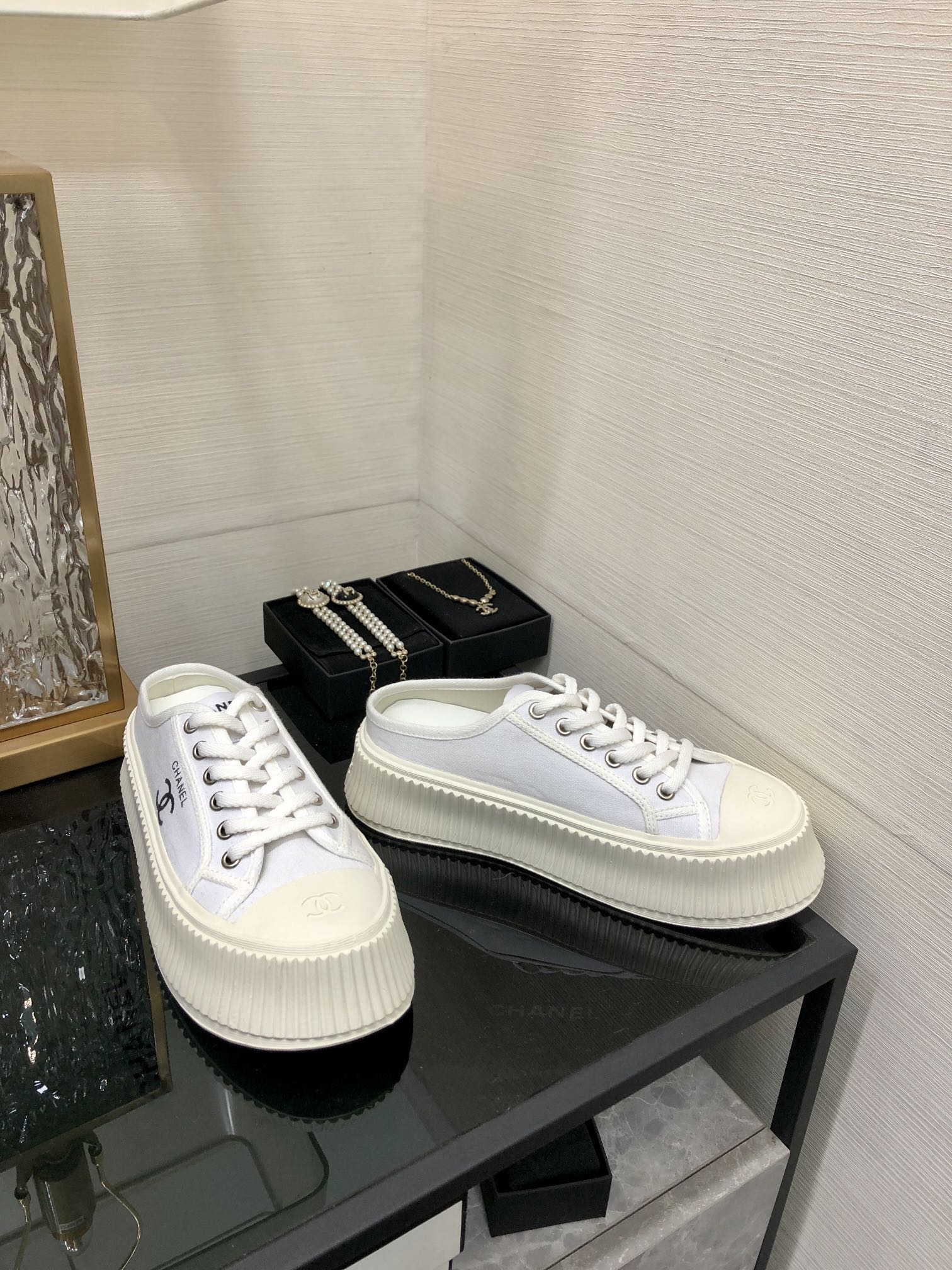 Новинка сезона весна/лето 2023 от Chanel - Тапочки на платформе из парусины - Белые