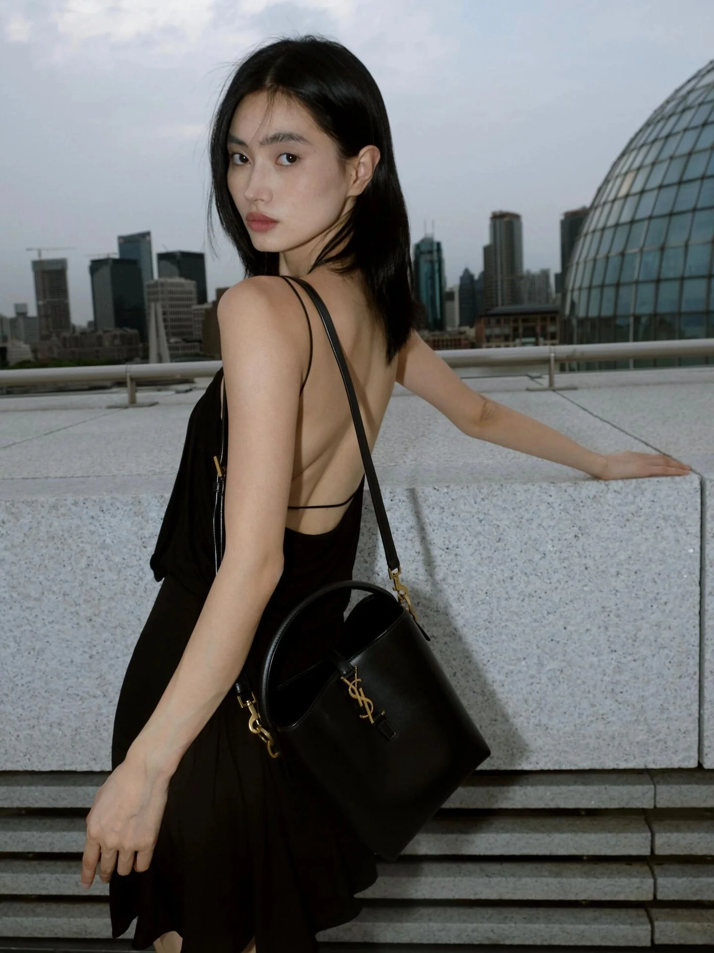 Новинка 2023 года от YSL: сумка-хобо ?ведро? — черная с золотой фурнитурой — маленький размер.