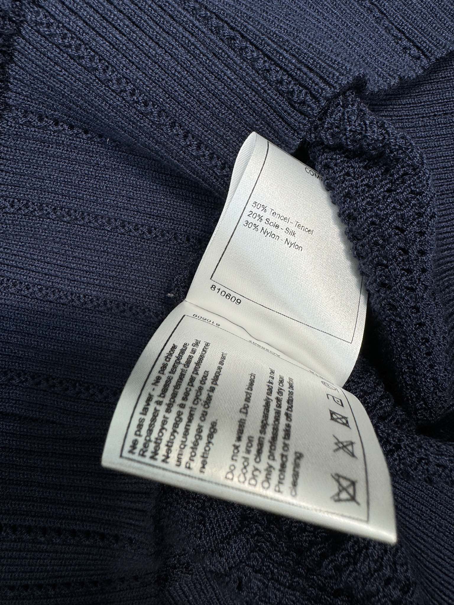 Вязаный жилет Chanel 2403 Camellia с ажурной отделкой - черный