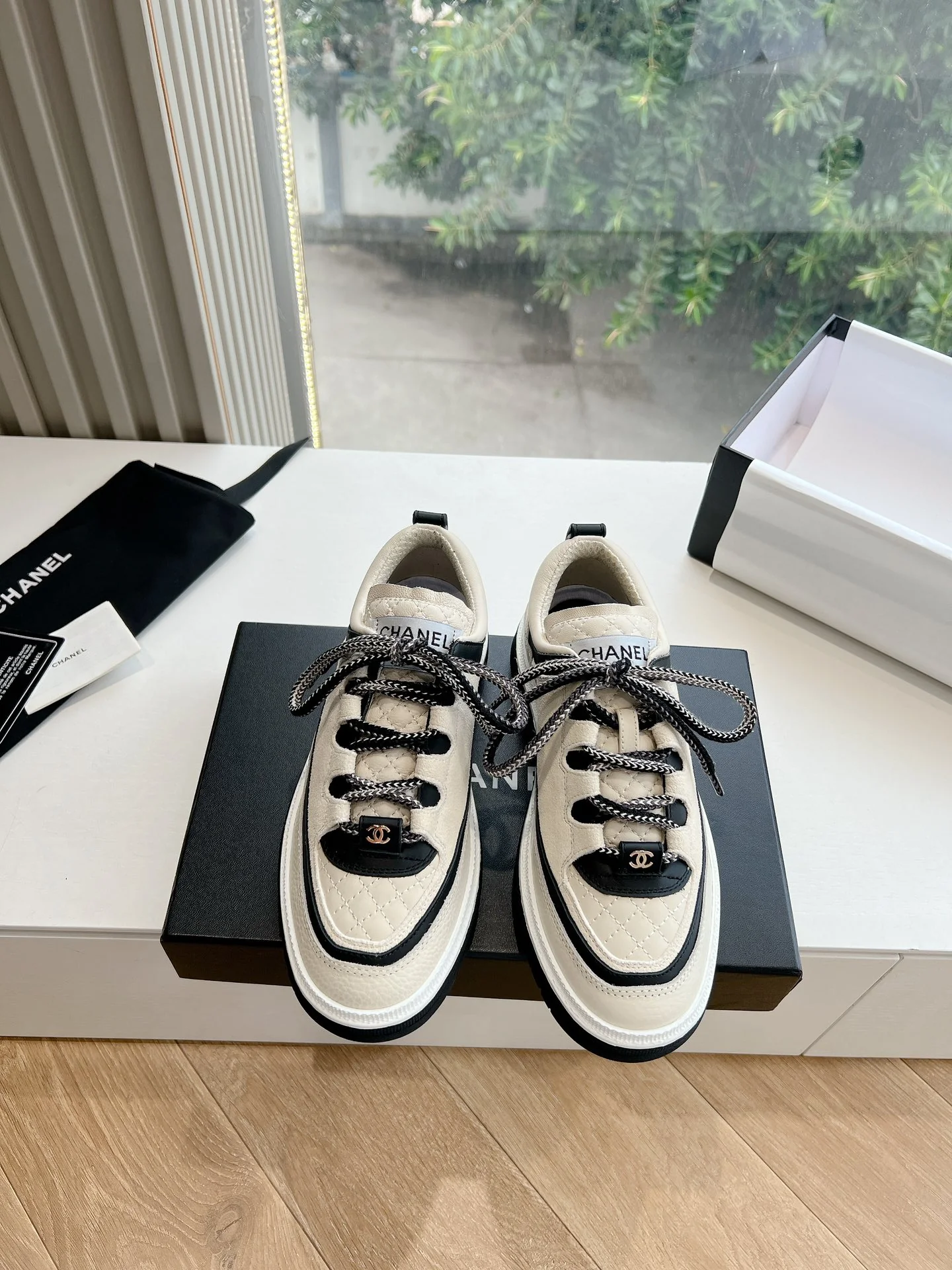 Повседневные туфли Chanel 2024 - белые - 1