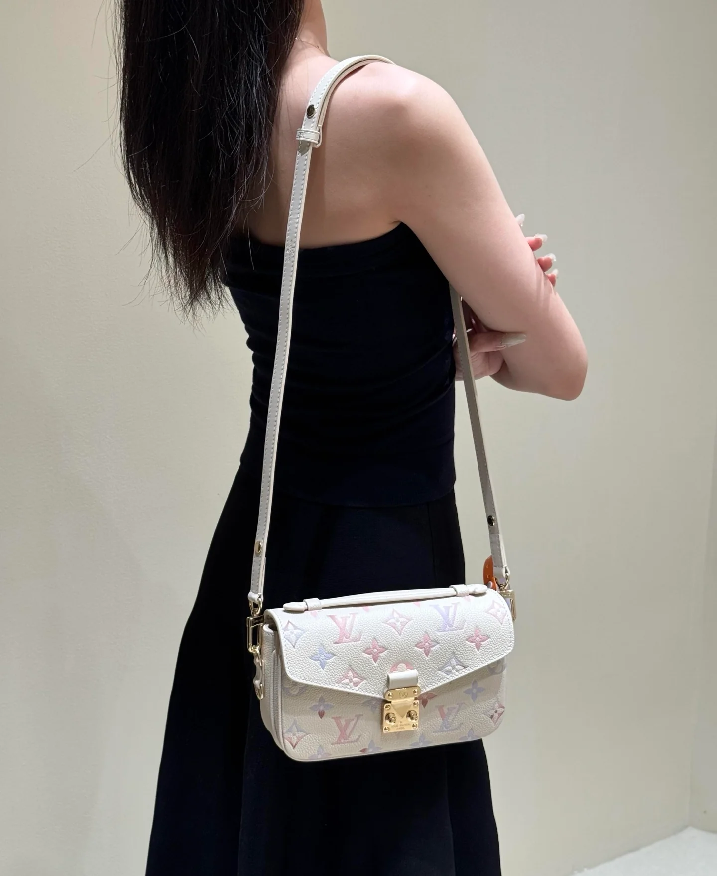 LV-m25682-pochette-metis-east-west-handbag