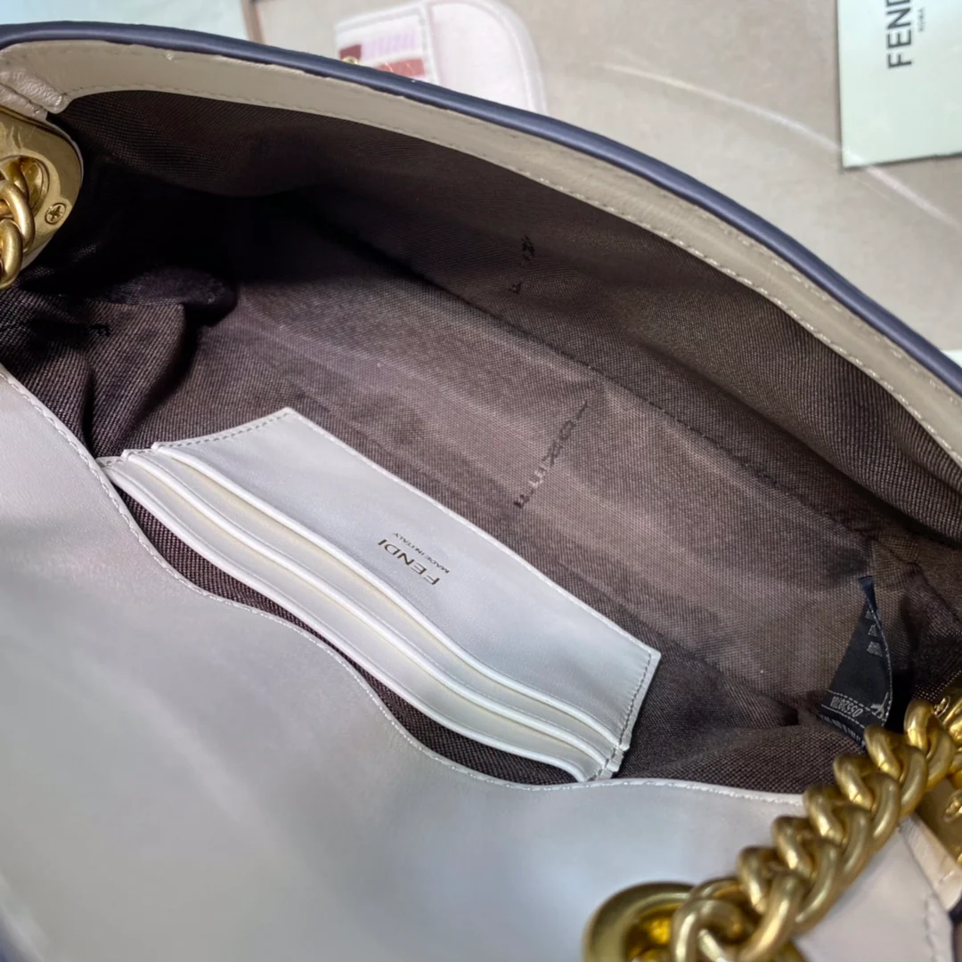 Маленькая белая кожаная сумка Fendi Baguette - 1