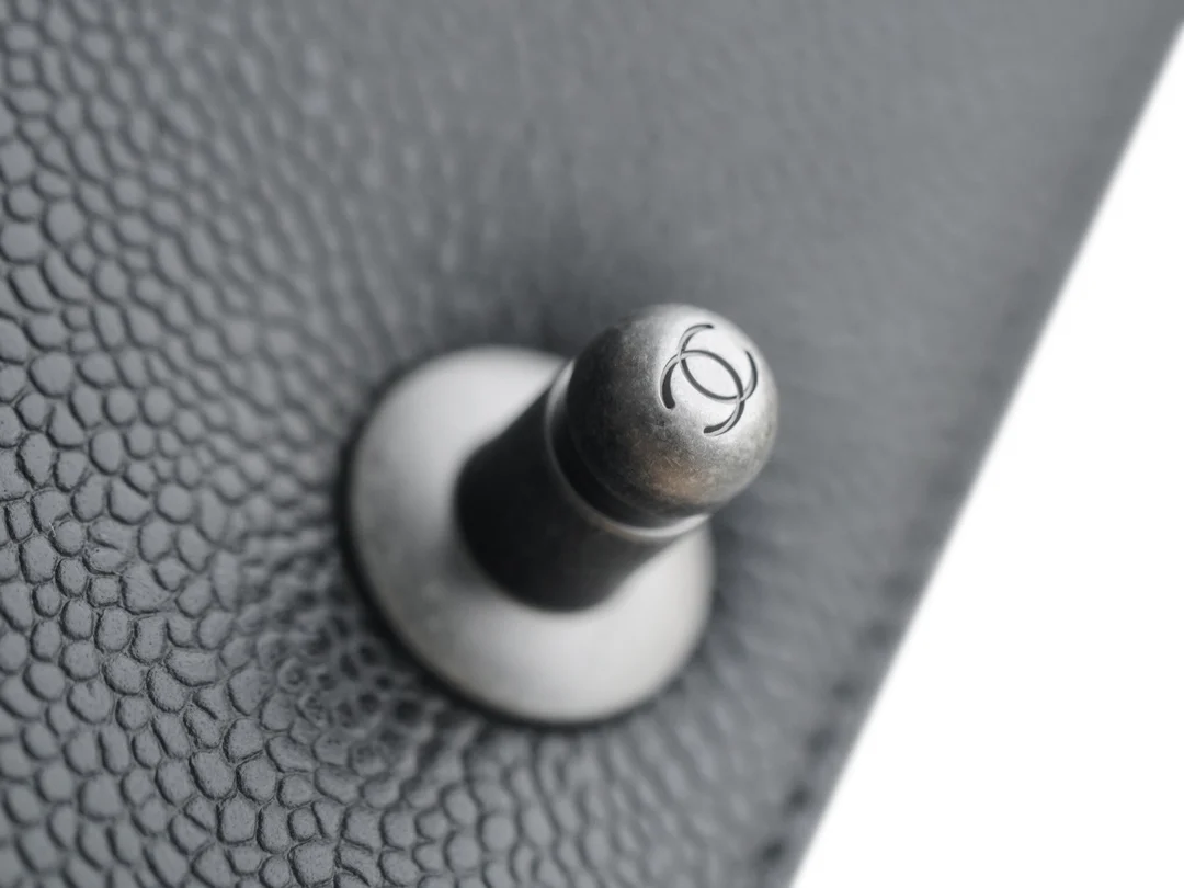 Коллекция Chanel Le Boy - Черная кожа личи, винтажная серебряная пряжка - 25 см