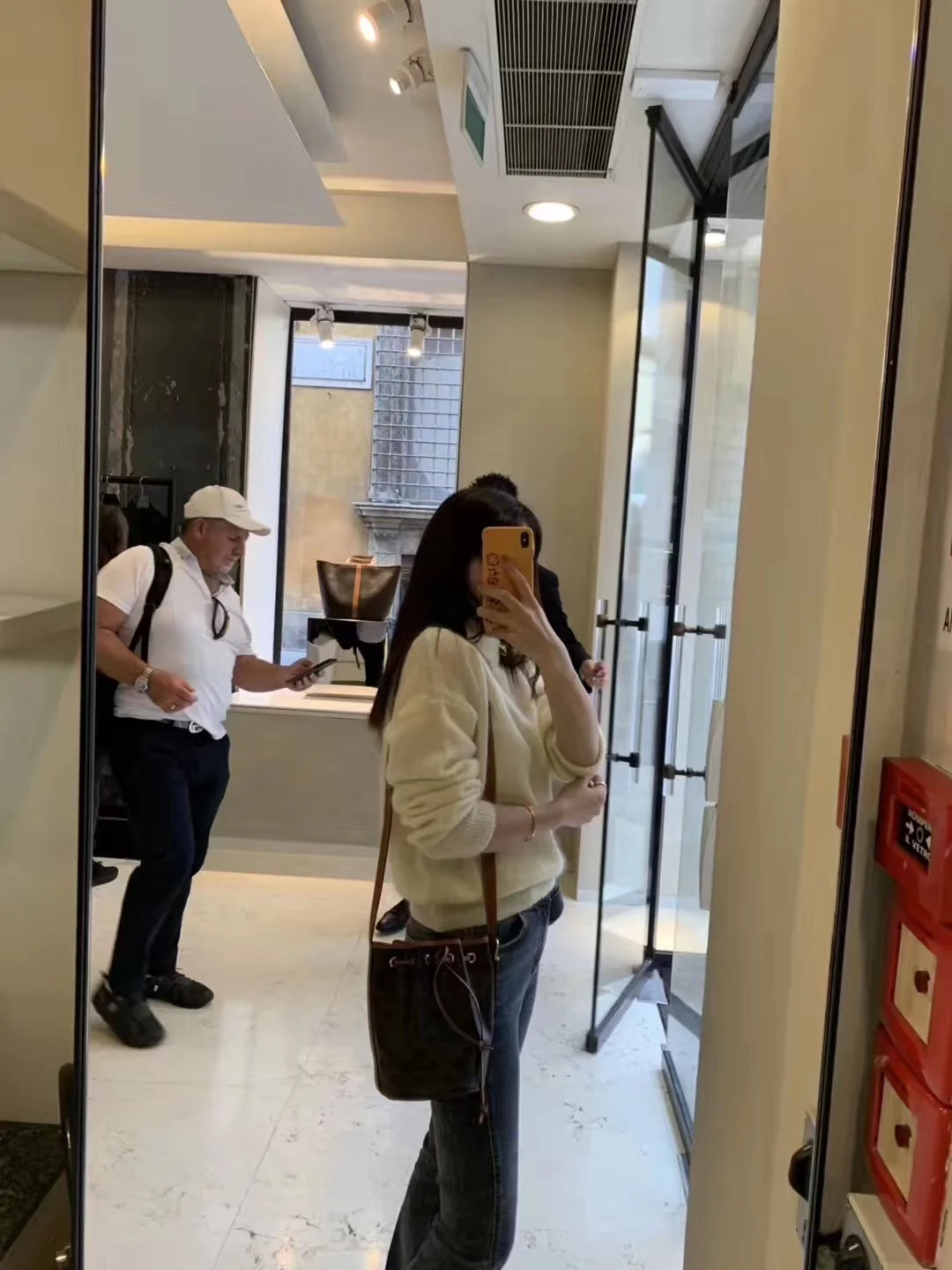 Маленькая холщовая сумка Celine Triomphe на завязках - желто-коричневая с монограммой.