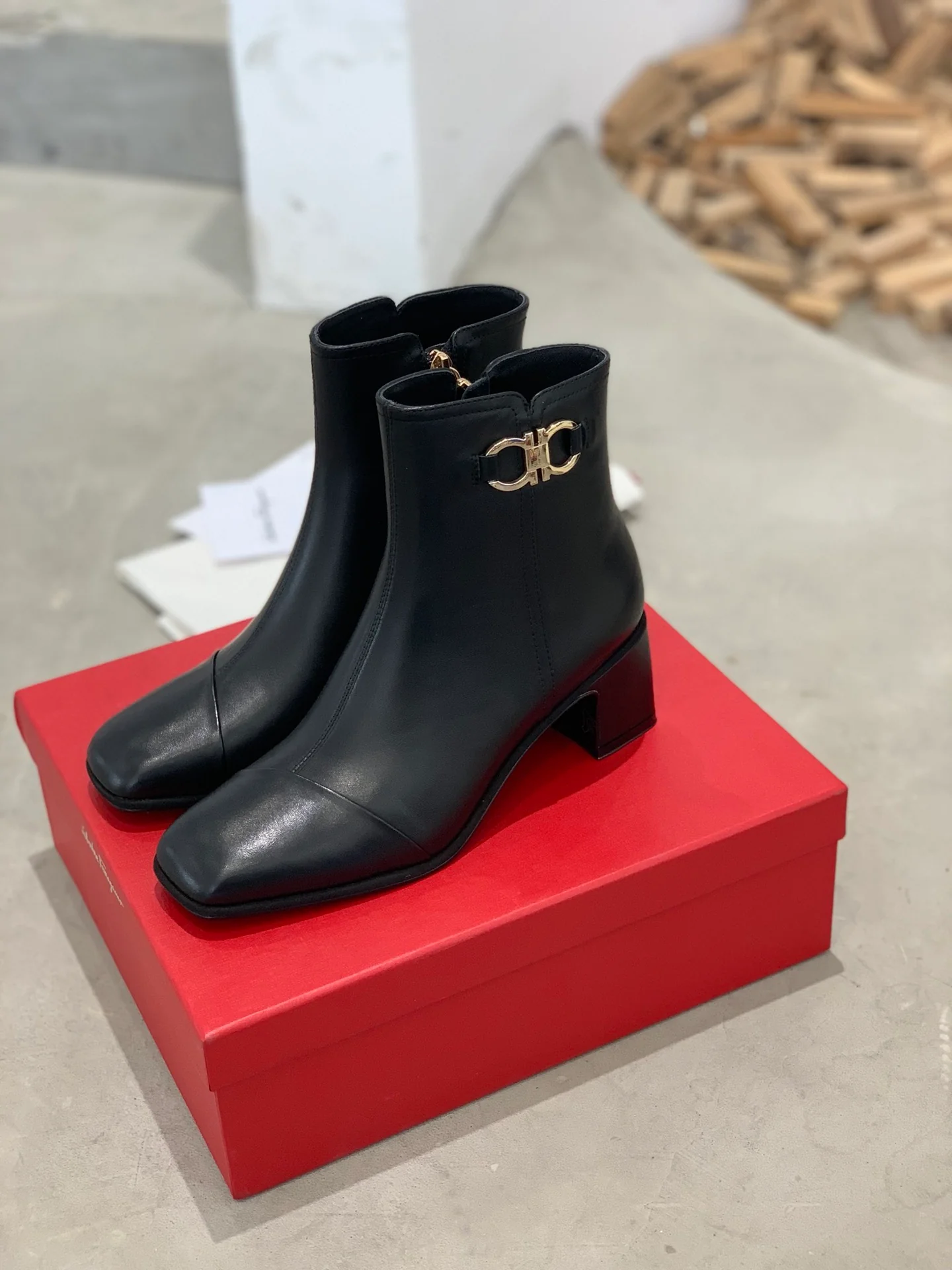 Ботильоны Salvatore Ferragamo Осень/Зима 2022 - Gancini с двойной пряжкой в ??виде подковы на массивном каблуке - Черные