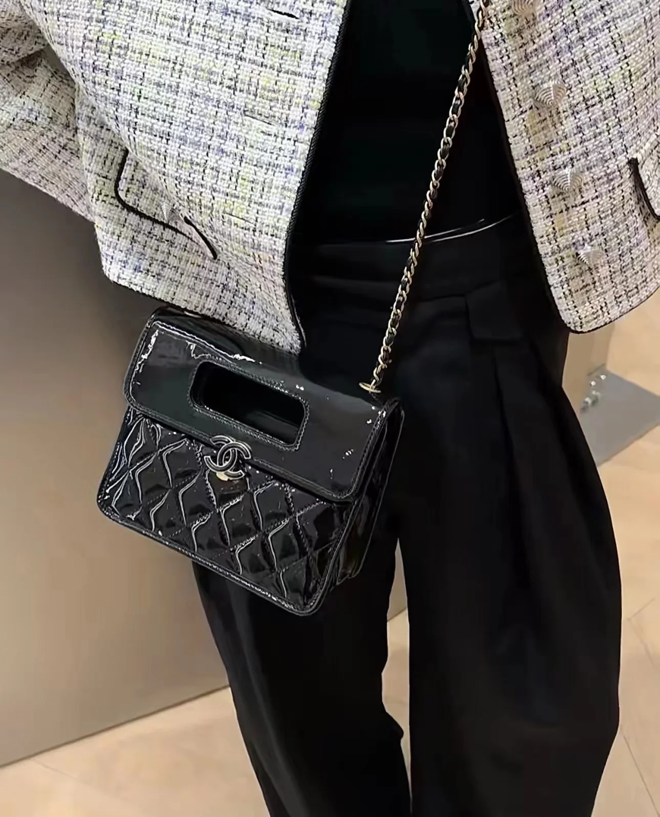 Новинка сезона весна/лето 2023 от Chanel - лакированная кожа - сумка-конверт - фотографии в действии.