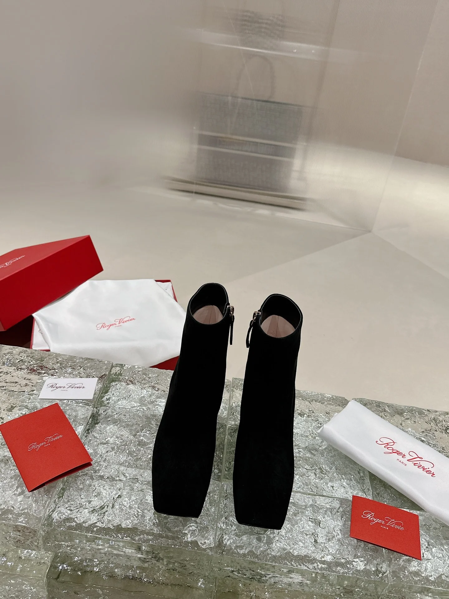 Кожаные ботильоны RV-2024 с ромбовидным рисунком - черные