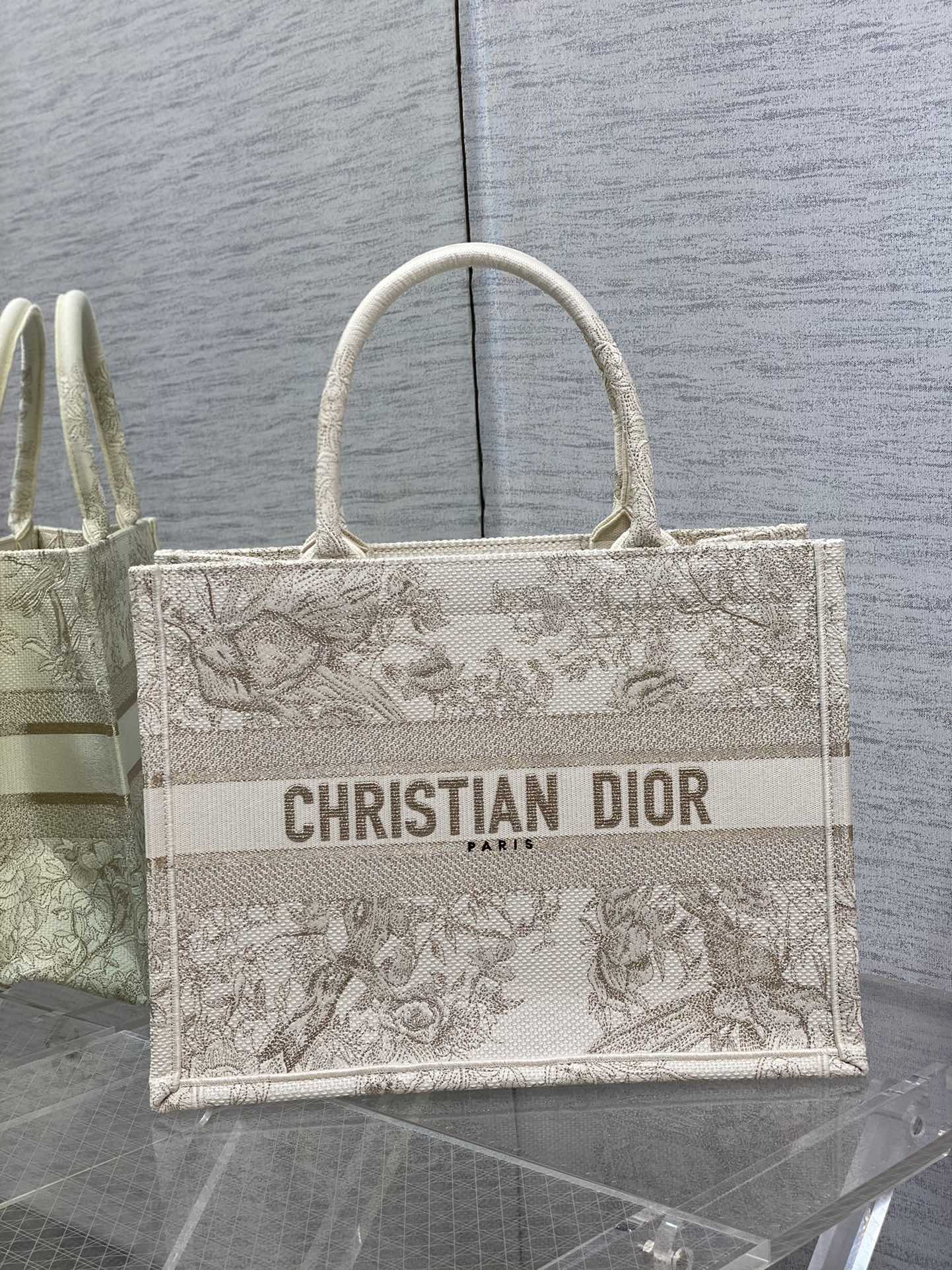 Сумка Dior Booktote с вышивкой - Коллекция Golden Magpie Winter Garden - 36x18x28 см