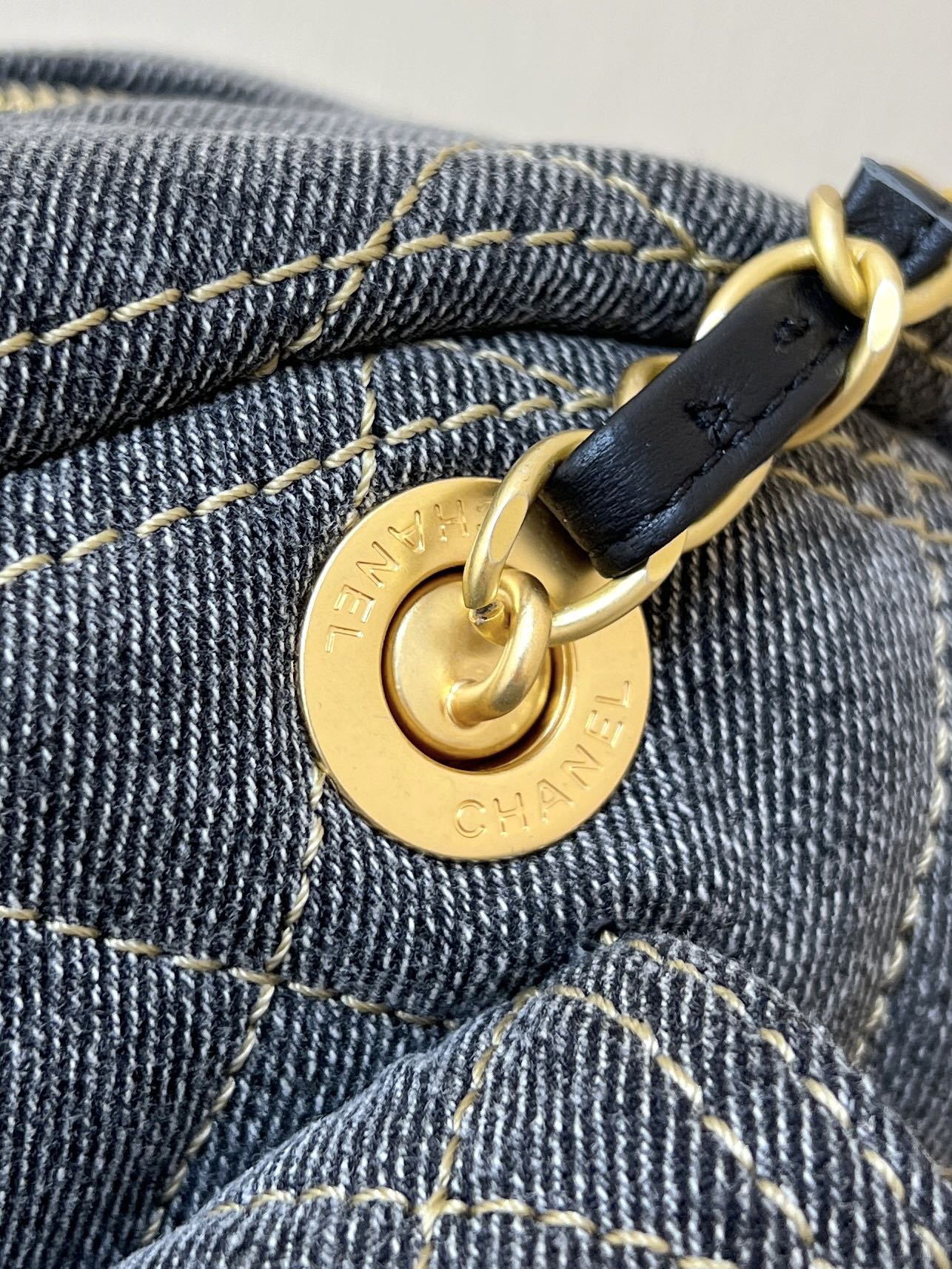 Chanel - Сумка-боулинг из выстиранного денима - Синяя