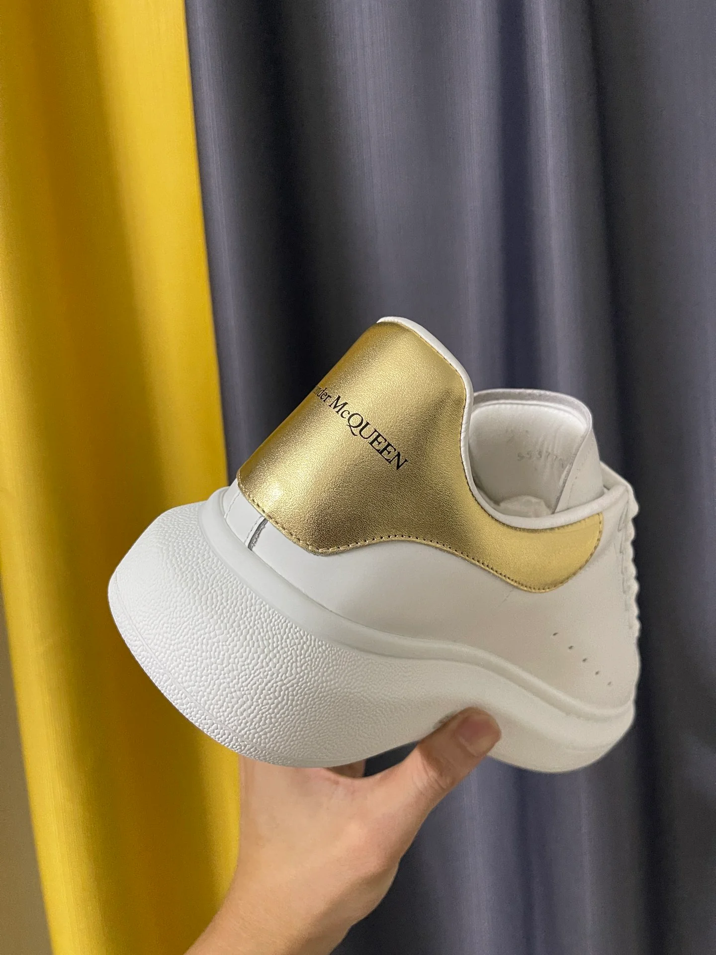 Классические белые кроссовки McQueen - унисекс - золотистый кожаный каблук
