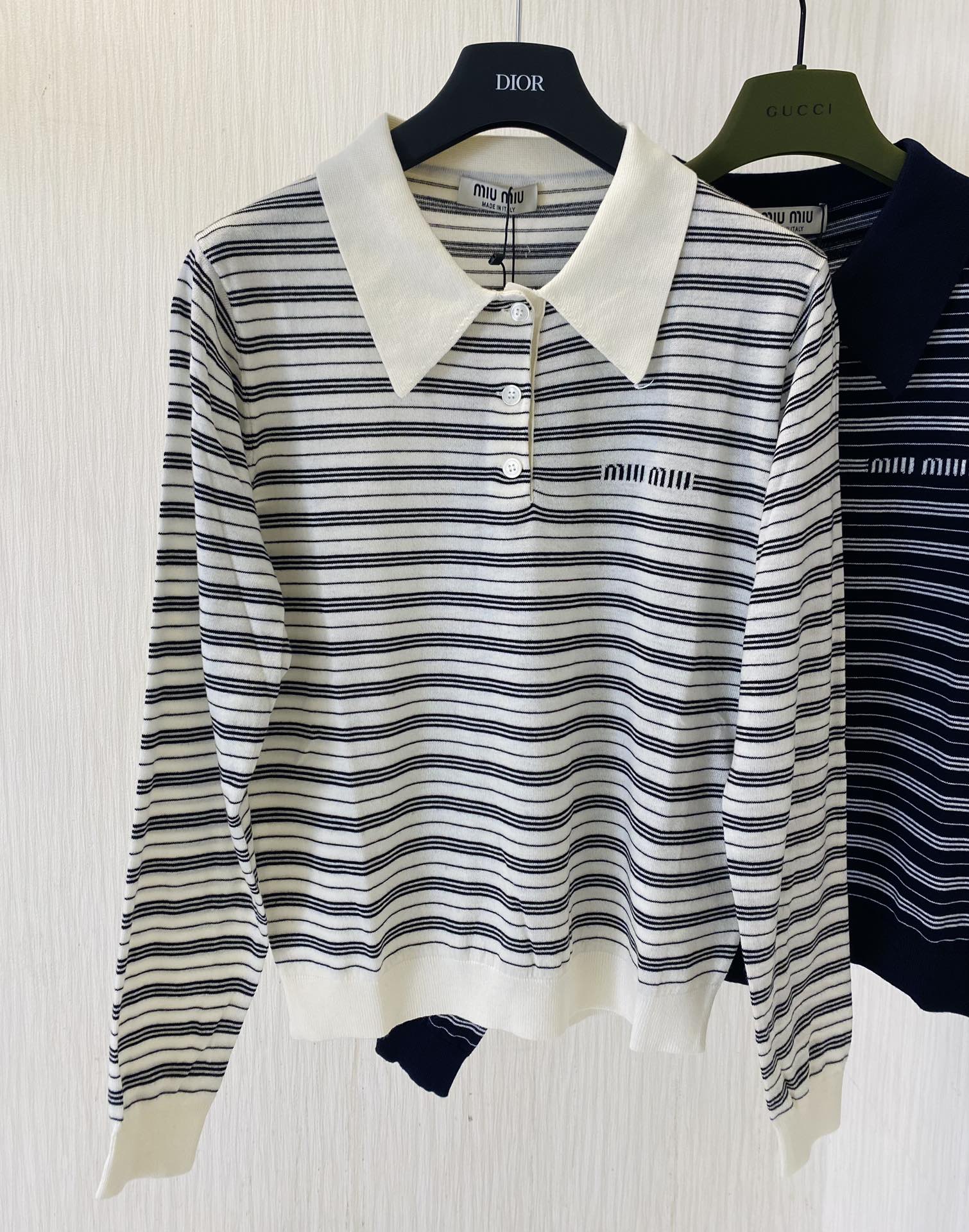 Miu Miu-2404 - Новинка ранней весны. Вязаный свитер с длинными рукавами и воротником - Белый.