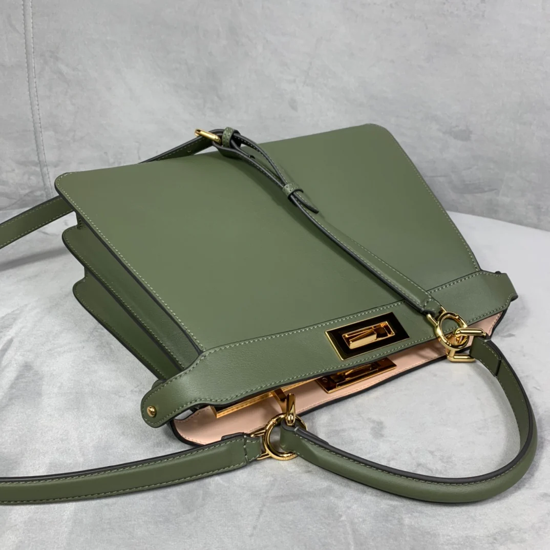 Fendi Peekaboo i-seey Средне-зеленая кожаная сумка