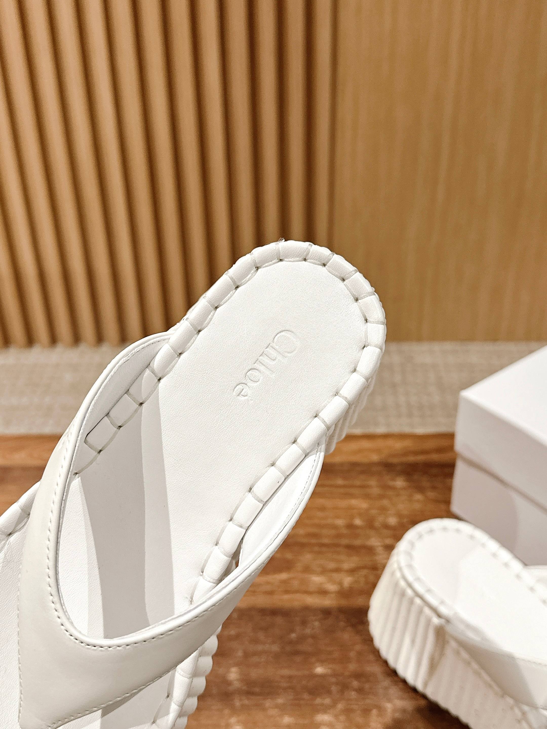 Шлёпанцы на платформе Chloe - белые