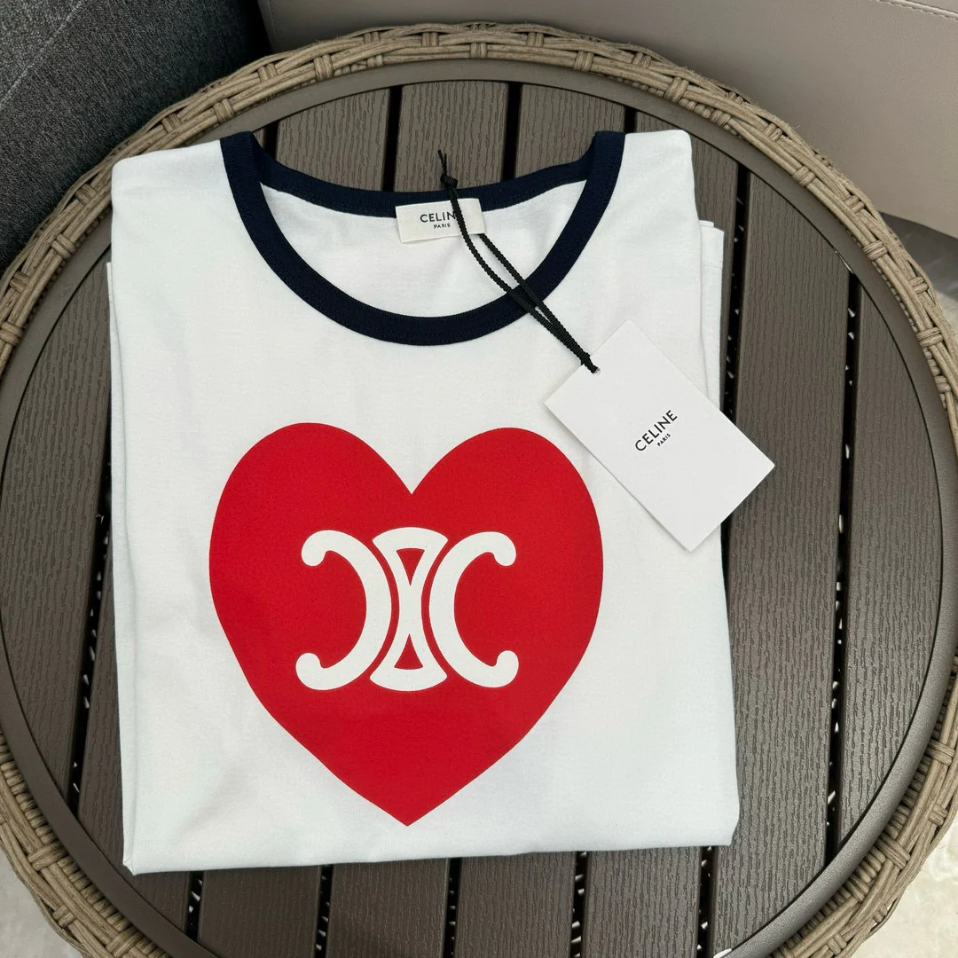 Футболка с коротким рукавом Celine-2403 с узором в виде сердечек.