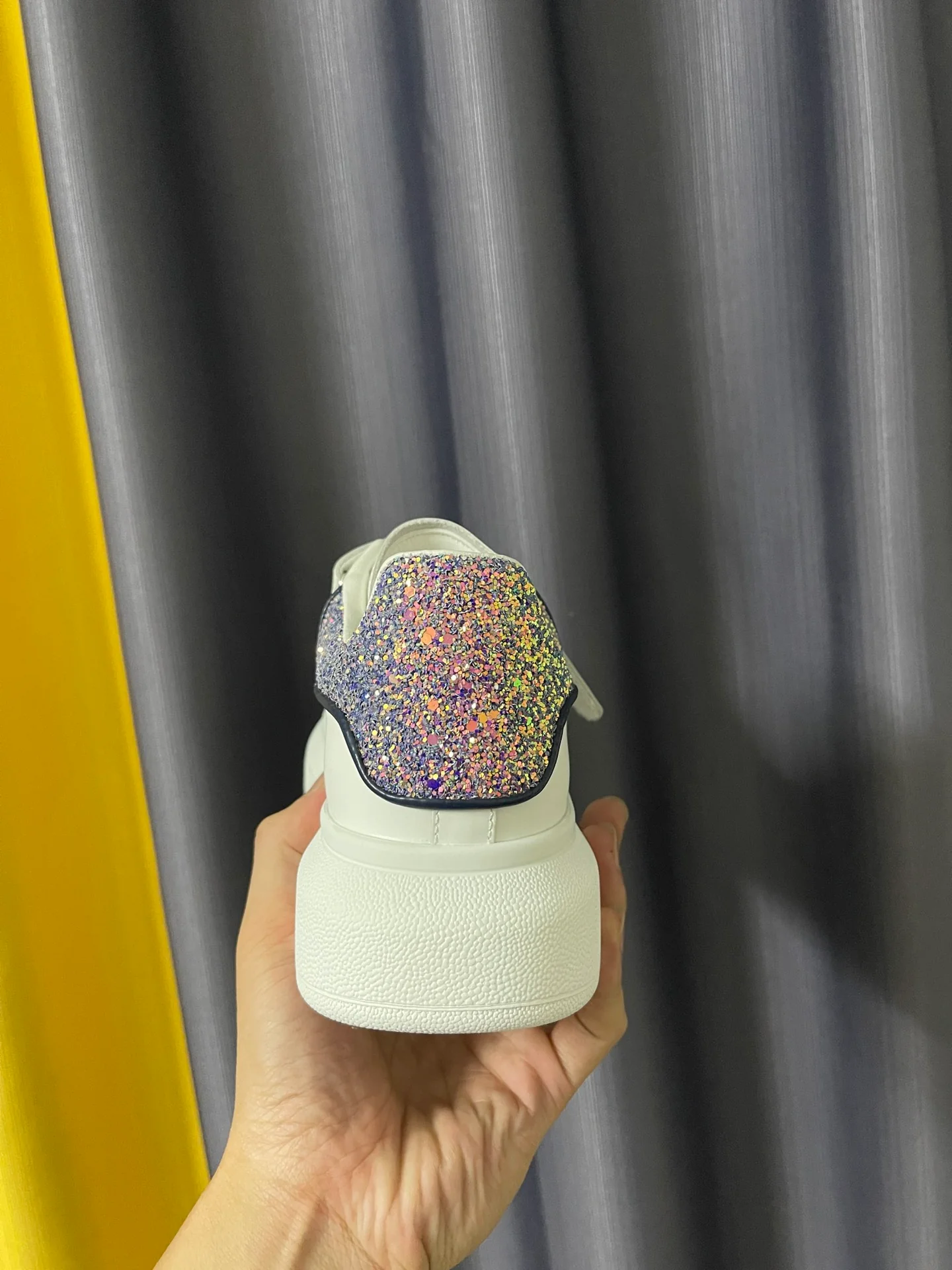 Классические белые кроссовки McQueen - унисекс - дизайн 