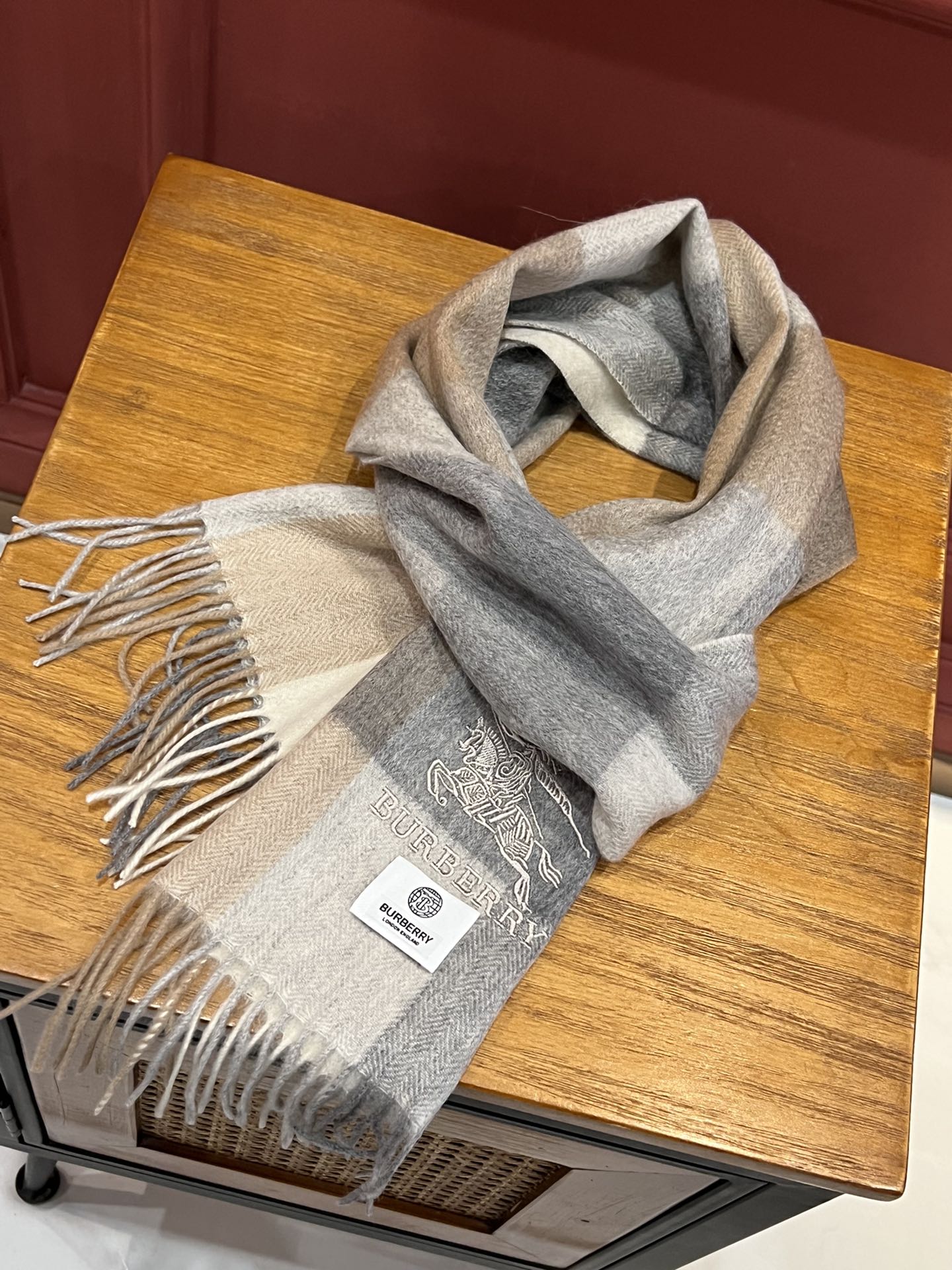 Классический шарф Burberry с бахромой - Размер 30 - 180 см - 100 г - Высококачественный чистый кашемир - Серый