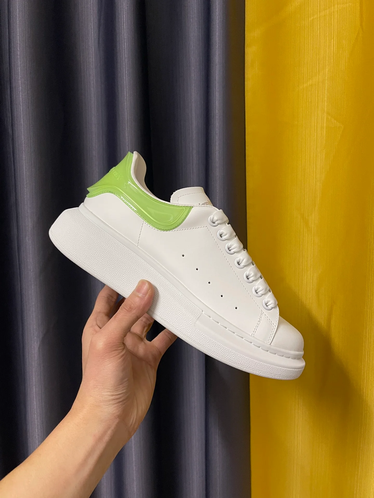 McQueen - Классические белые кроссовки - Зеленый каблук