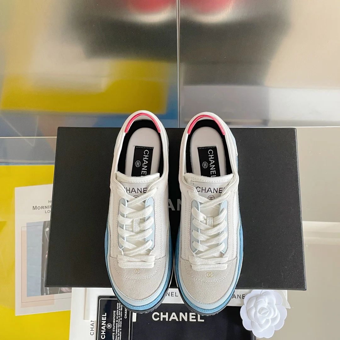 Новинка 2023 года от Chanel - Повседневные кроссовки в стиле колор-блок - Бело-синие