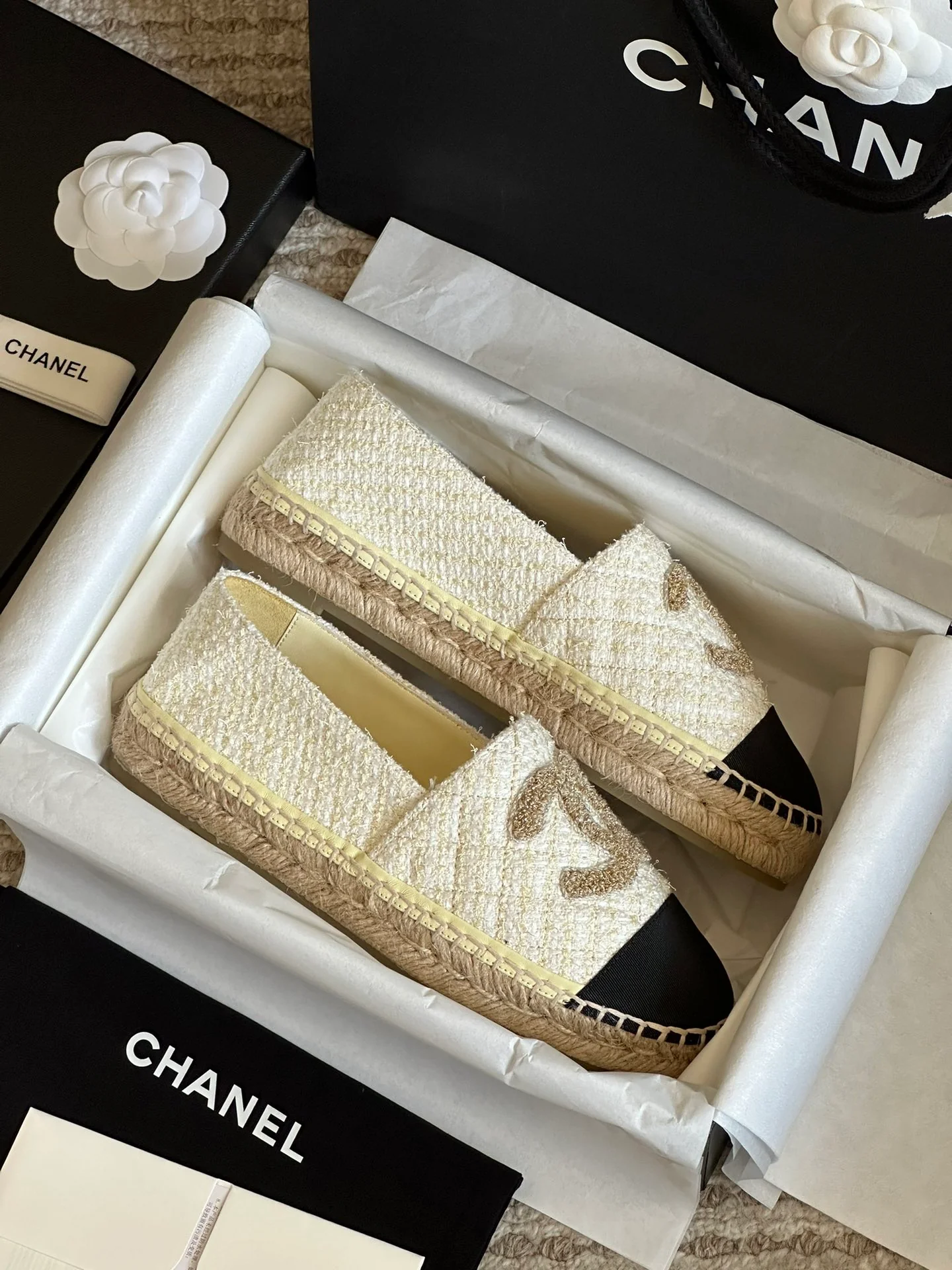 Новинка сезона осень/зима 2023 от Chanel — массивные неоновые рыбацкие туфли.