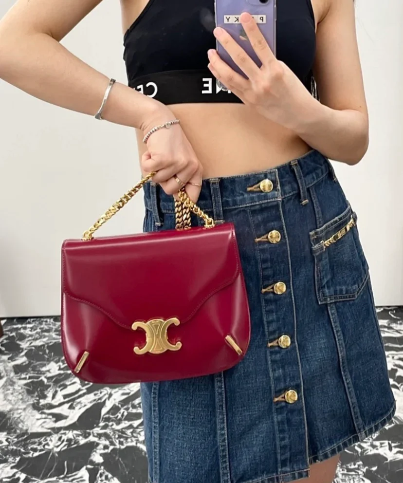 Коллекция Celine осень 2022 - Кожаная сумка Besace на цепочке - Темно-красная