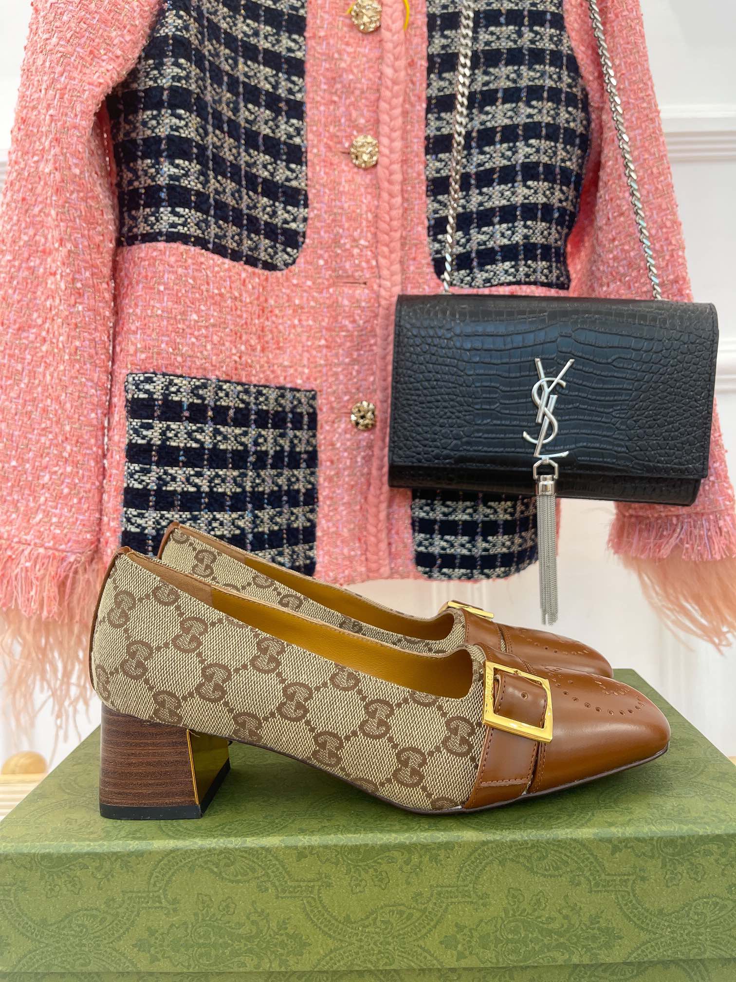 Новинка начала осени 2022 года от Gucci — туфли на массивном каблуке.