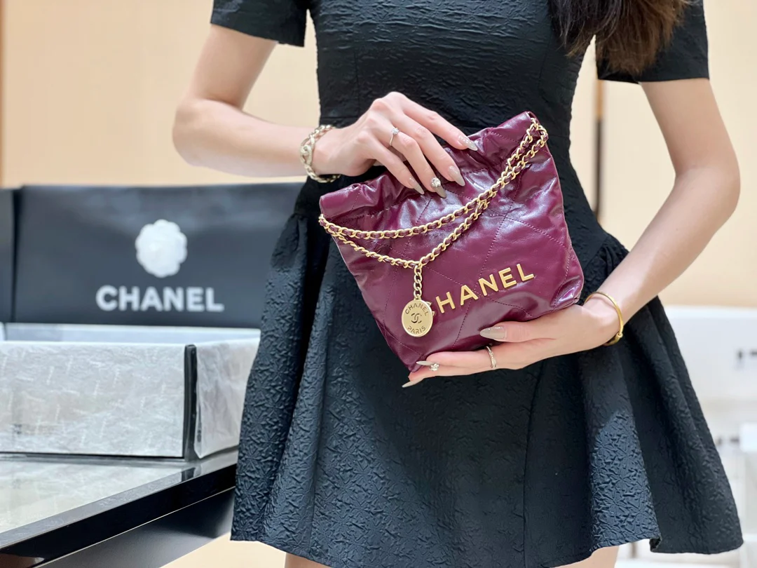 Весенне-летняя коллекция Chanel - Маленькая сумочка Chanel No. 22 - Фиолетово-красная