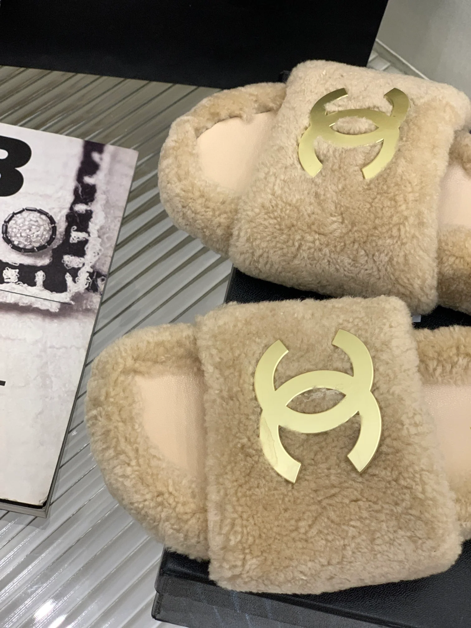 Новинка весны 2022 года от Chanel - Меховые тапочки