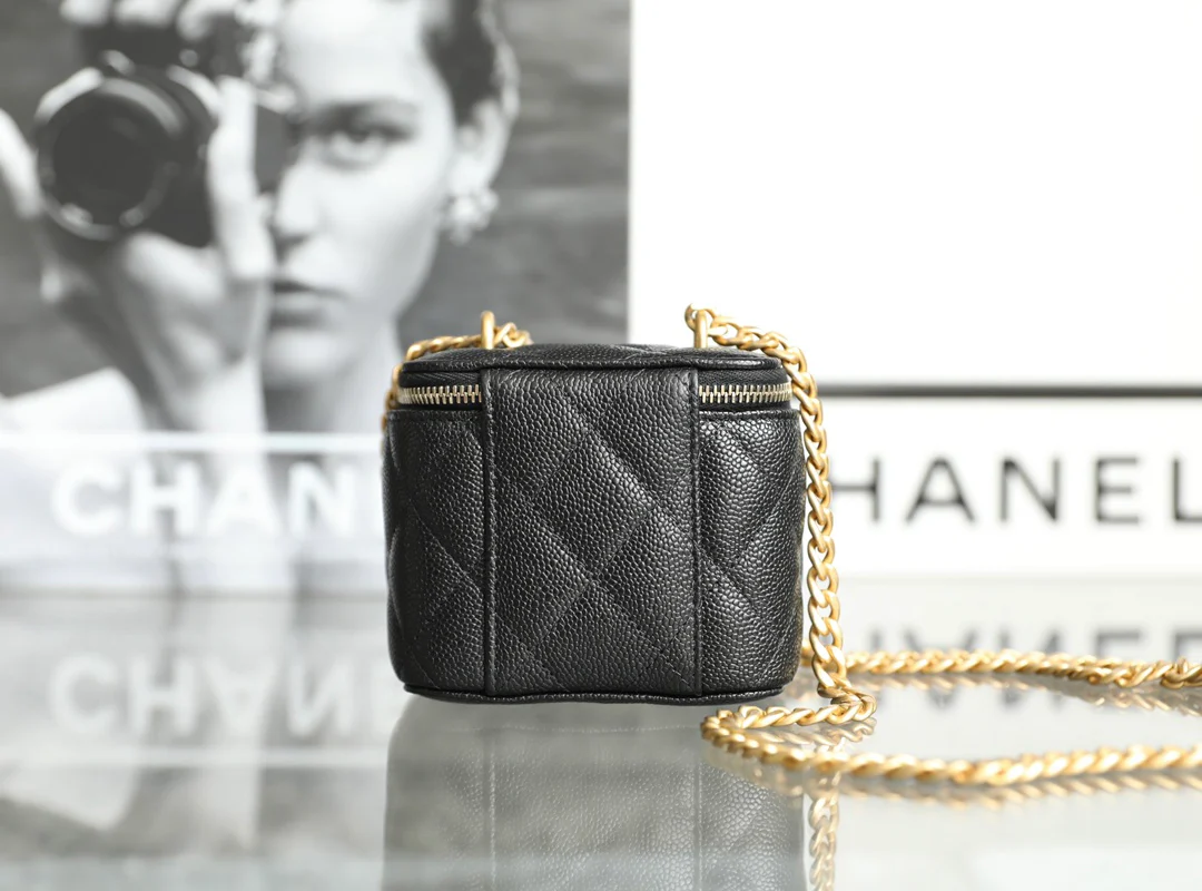 Chanel Весна/Лето 2023 - Маленькая сумка через плечо с цепочкой и регулируемой застежкой в ??форме сердца - Черная