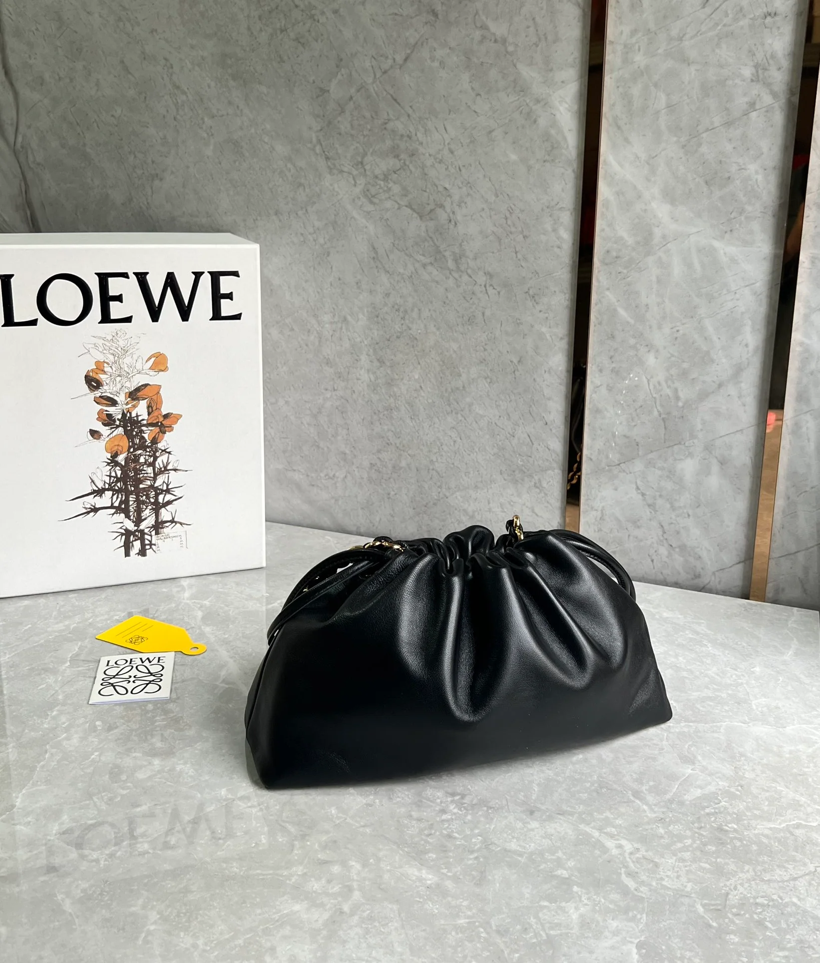 Сумка Loewe Flamenco из овечьей кожи с цепочкой - большая, черная.