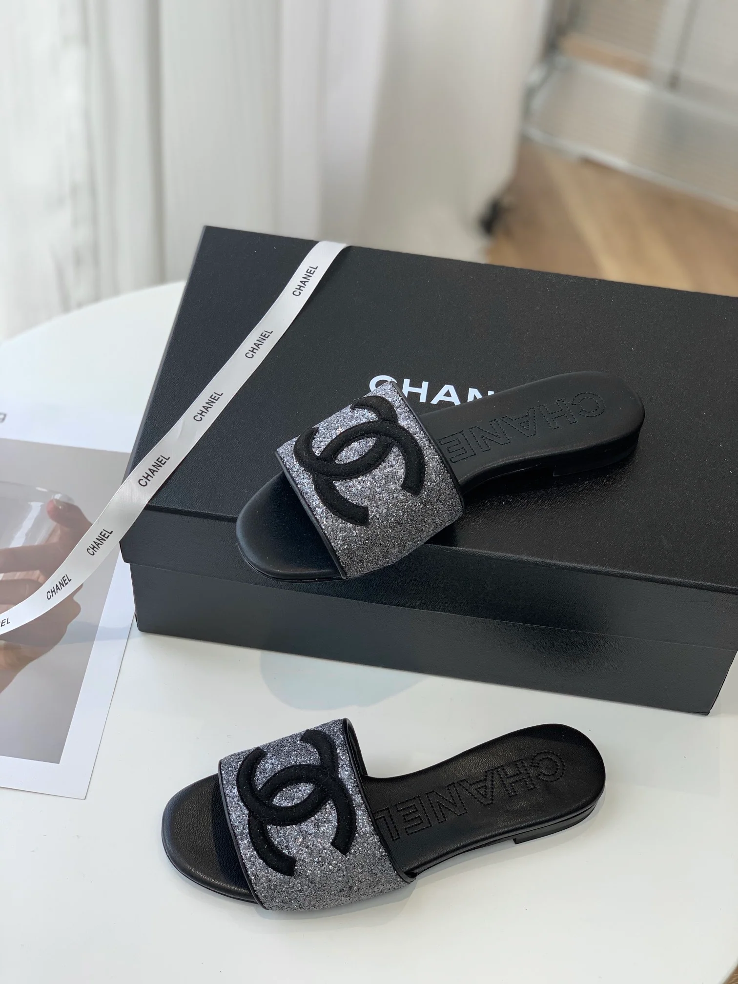 Новинка 2023 года от Chanel - Тапочки из овечьей кожи - Черные