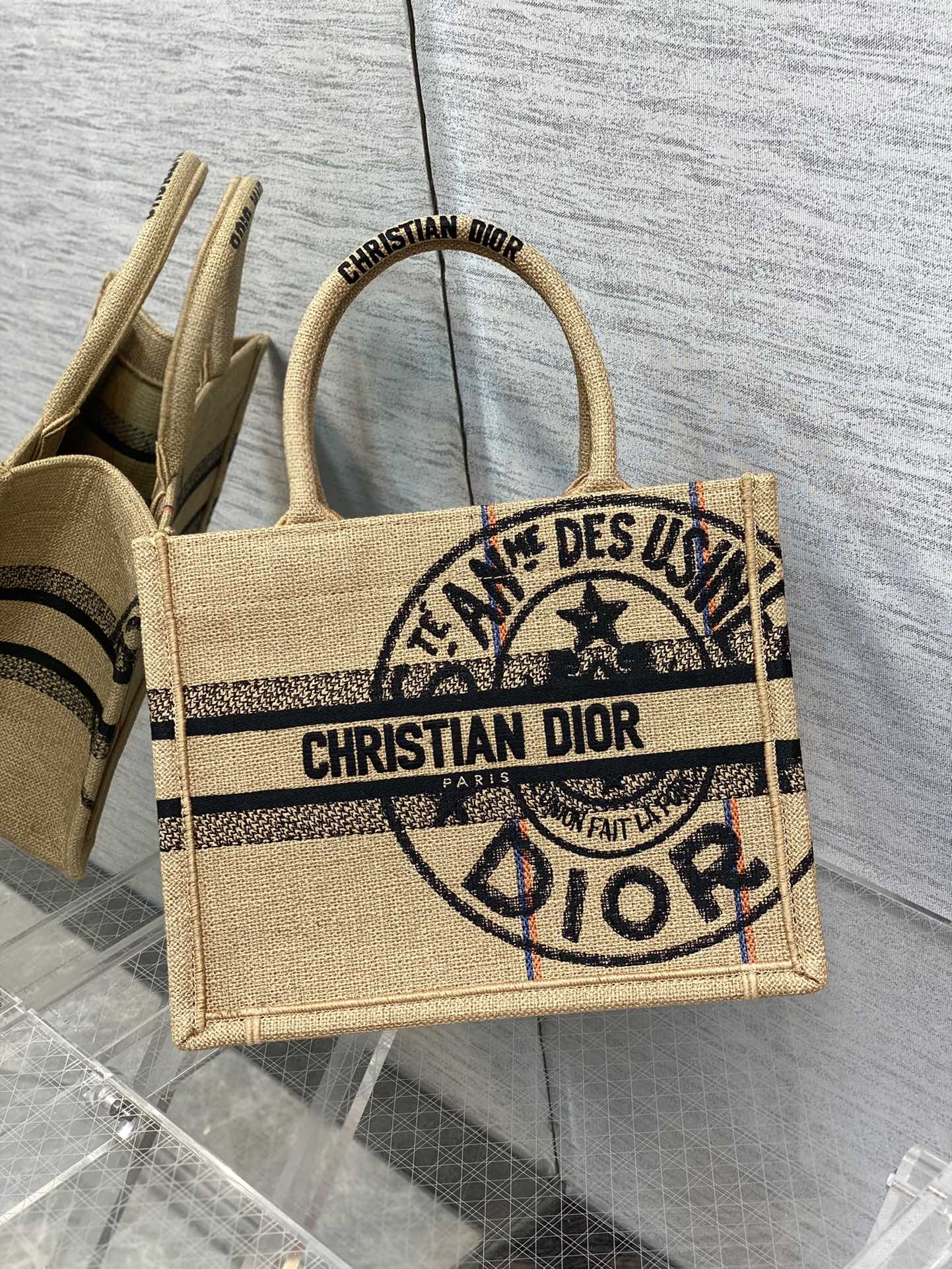 Сумка Dior Book Tote, новая, маленький размер 26-5 см, серия Family Crest.