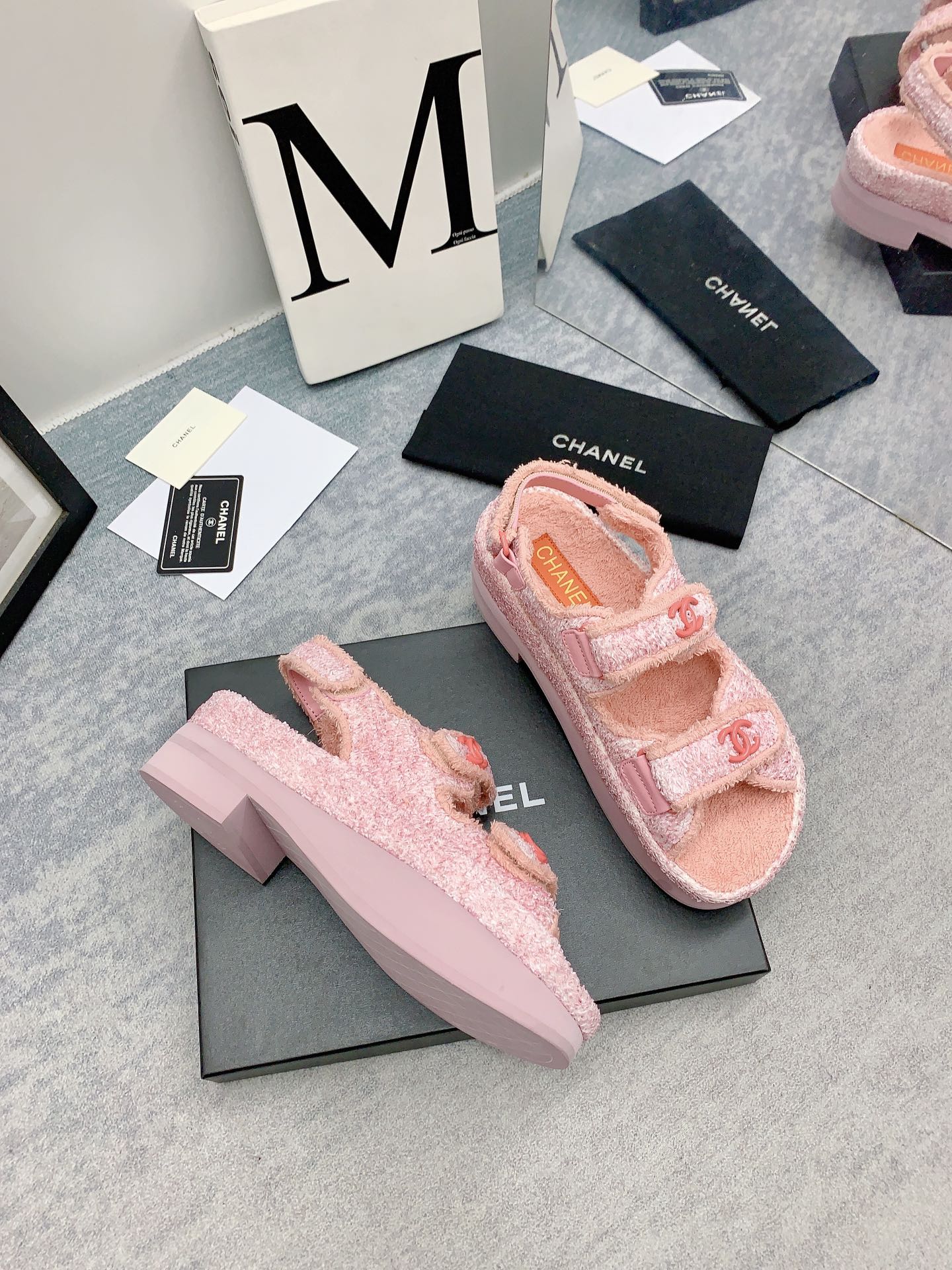 Новинка сезона осень/зима 2023 от Chanel - Сандалии на платформе из махровой ткани - Розовые