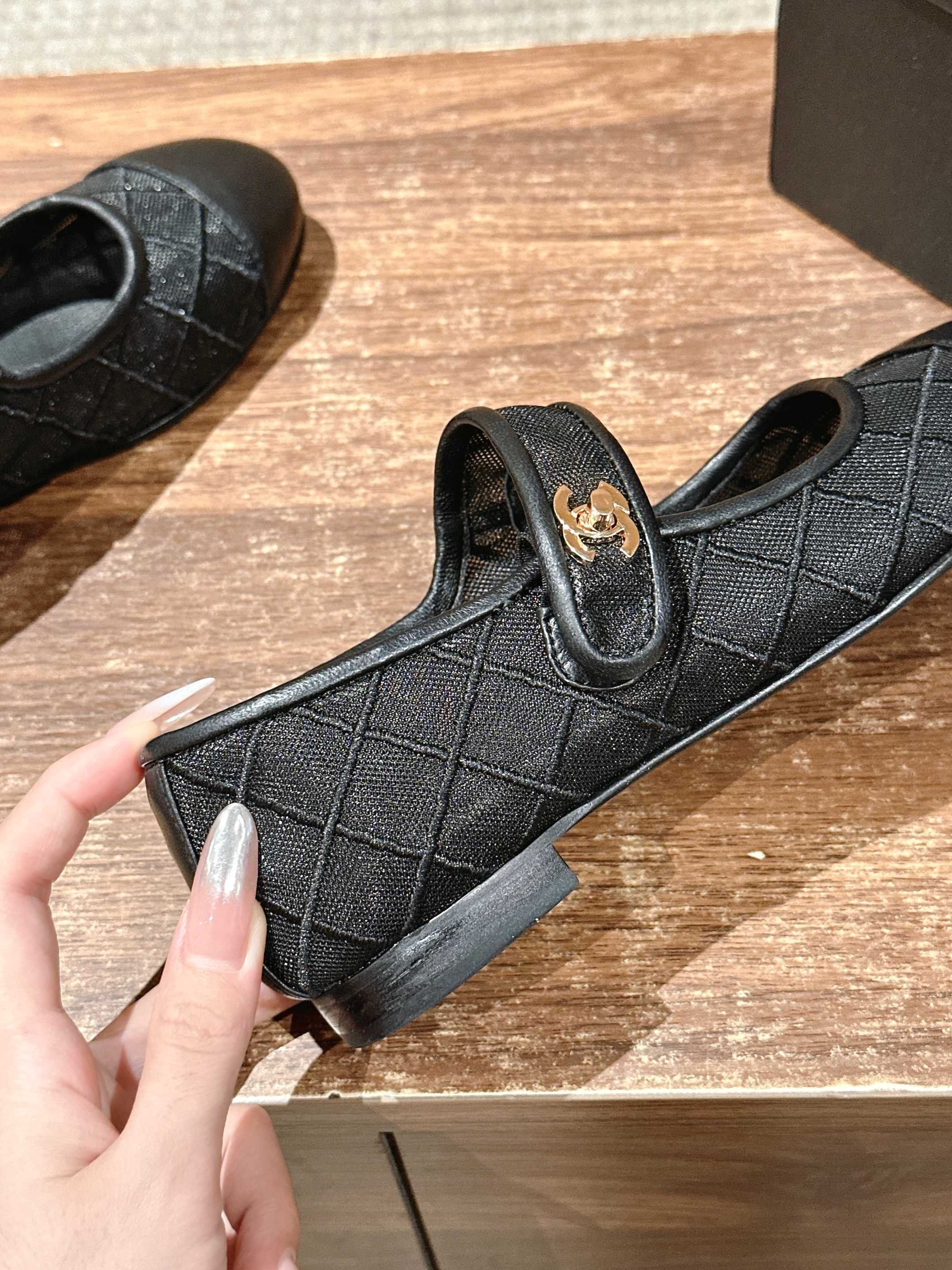 Новинка сезона весна/лето 2025 от Chanel - Сетчатые туфли Мэри Джейн - Черные