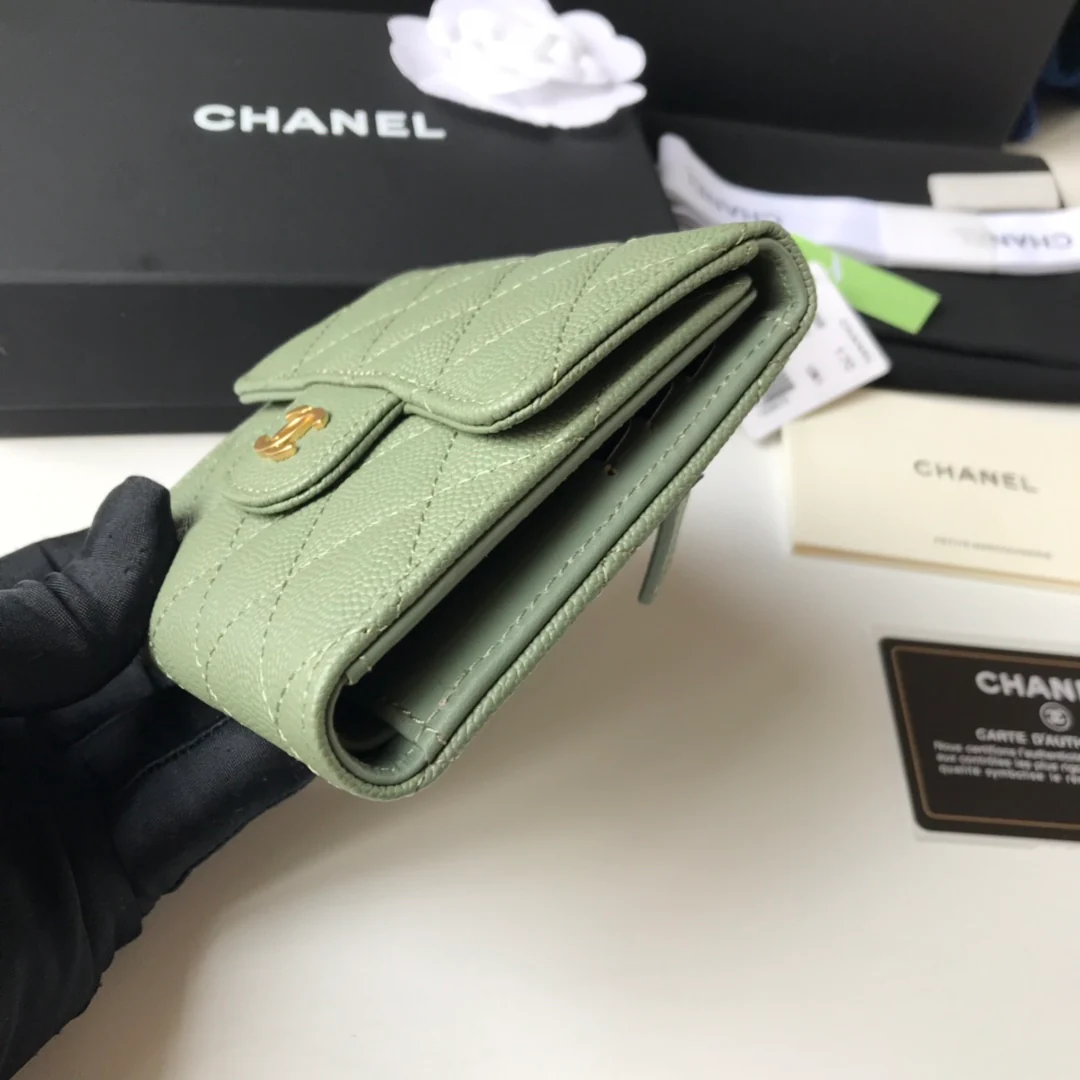 Chanel - Трехсекционный кошелек - Зеленая глянцевая кожа с золотой пряжкой