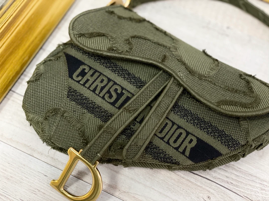 Сумка Dior Saddle Bag - с вышивкой - большая, камуфляжно-зеленая - 25 см
