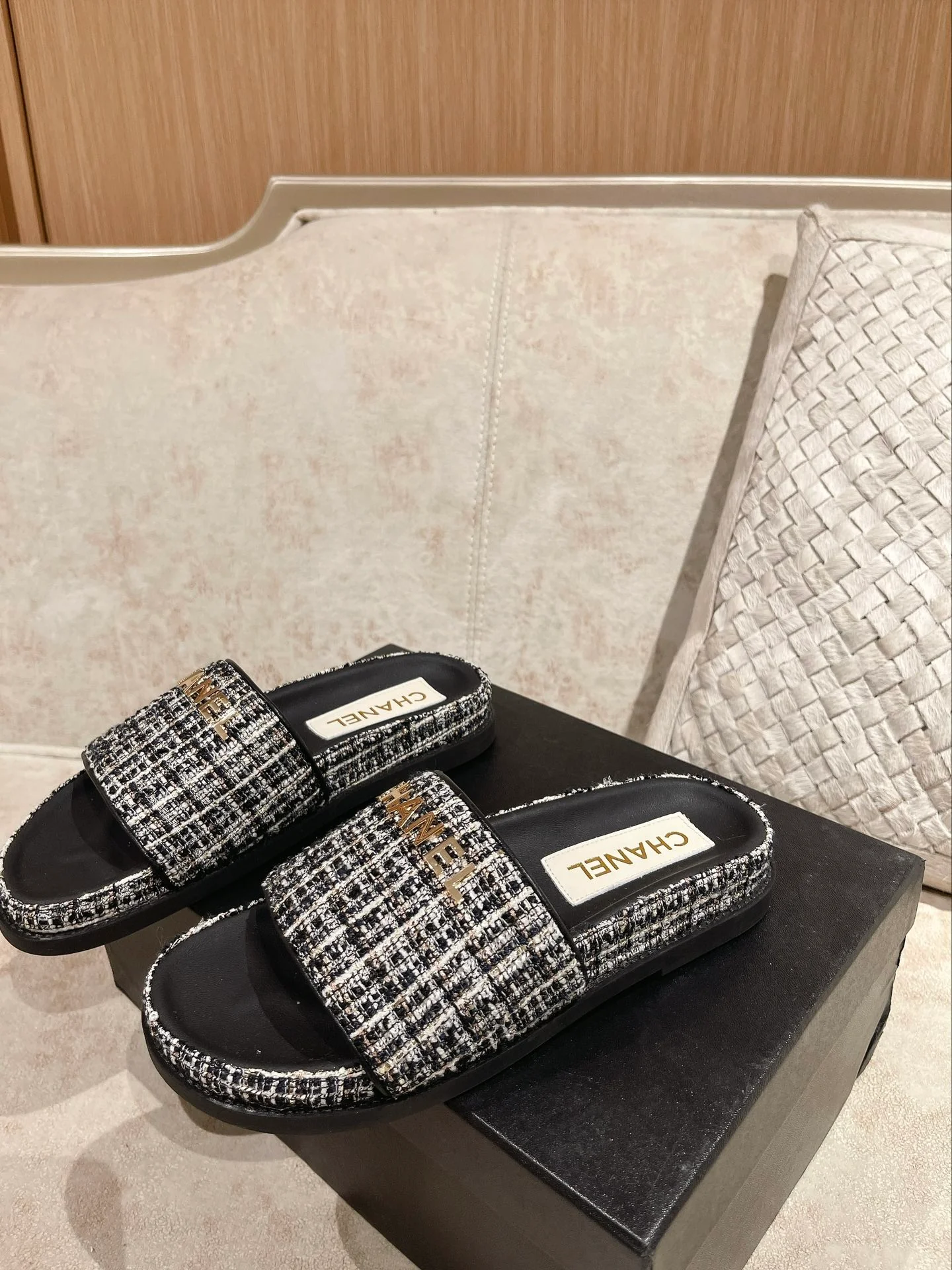 Новинка сезона весна/лето 2023 от Chanel - Шерстяные тапочки - Черные