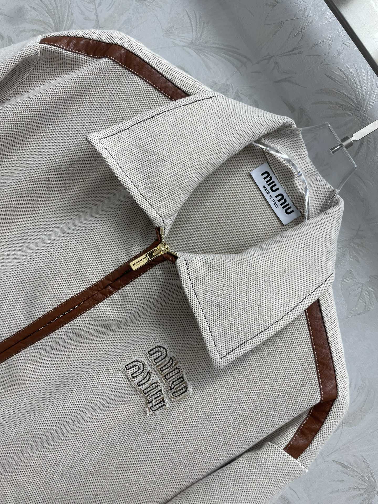 Miu Miu - Куртка из канваса и кожи с вышитым логотипом, коллекция весна/лето 2404-24, модель с приспущенными плечами.