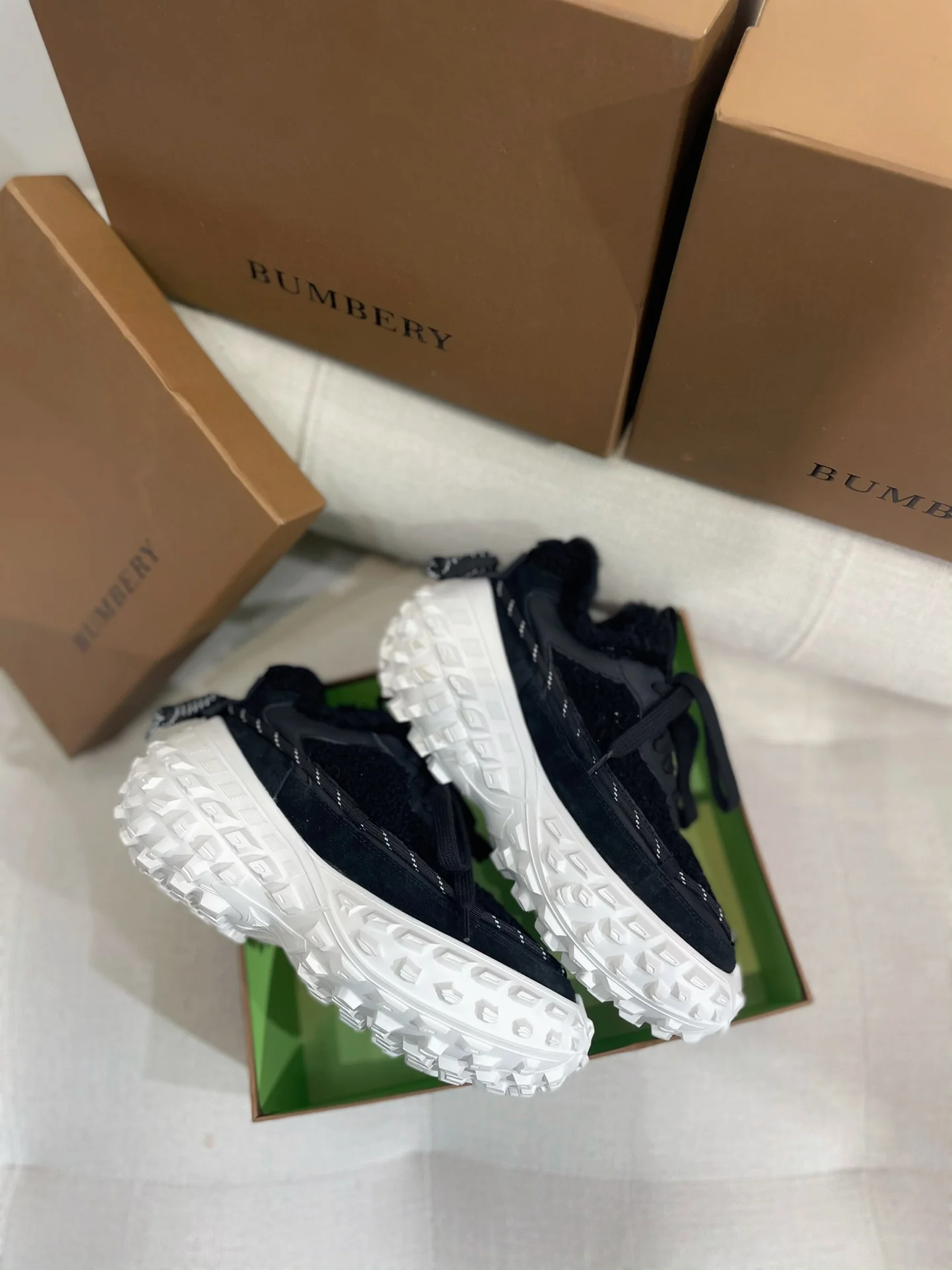 Коллекция Burberry ?Ранняя весна 2022? — Пушистые зимние кроссовки — Черные