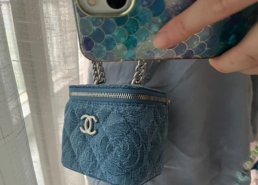 Пуговица в форме сердца из джинсовой ткани Chanel 2023 года — маленькая квадратная коробочка — светло-голубая серебристая пряжка