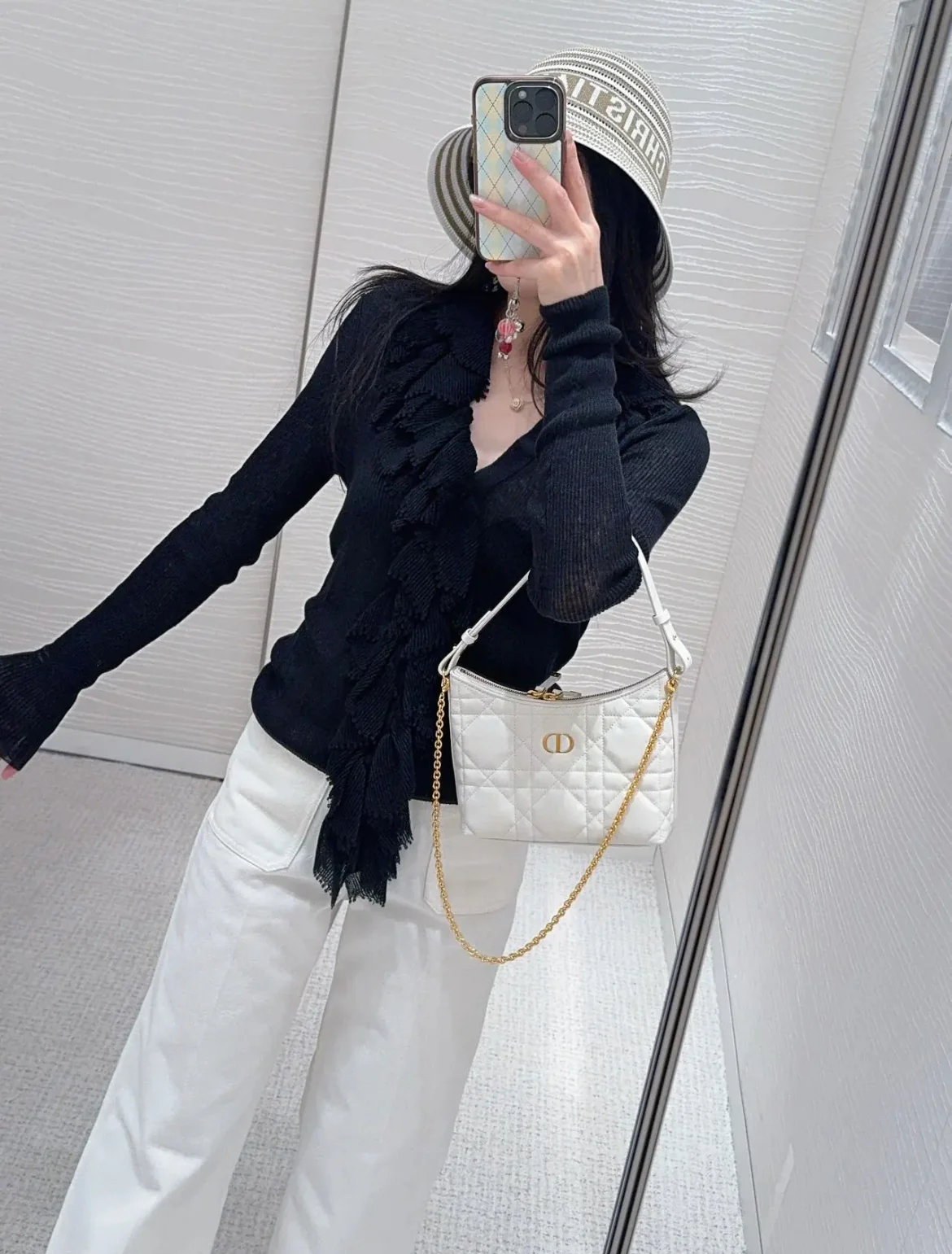 Мини-сумочка Dior Montaigne 30 Chain Bag белого цвета