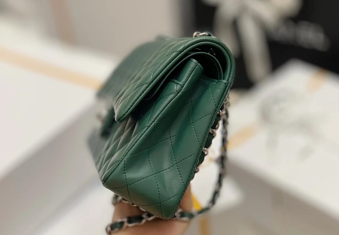 Сумка Chanel из овечьей кожи CF — зеленая с серебристой фурнитурой — 25 см